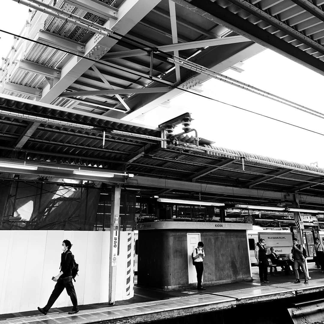 naotakeのインスタグラム：「駅 - A station / iPhone XR & Snapseed, 20200613 . . メインカメラが転落事故のため入院。費用は痛いけど治るだけ幸運と思うことにする。 . . #spicollective #royalsnappingartists #infamous_family #rsa_main #infinity_photo_cult #2_fineart #jp_gallery_member #jp_gallery_bnw #trb_bnw #wp_bnw  #bnw_life #bnwlife_member #bnw_life_shots #bnw_captures #world_bnw #top_bnw #team_jp_ #team_jp_モノクロ #ig_energy_bw #ig_nihon #streetphotographybnw #igersjp #blackandwhite #bnw #bnwphoto #monochrome #bw #bnwphotography #ShotOniPhone #shotoniphoneXR」