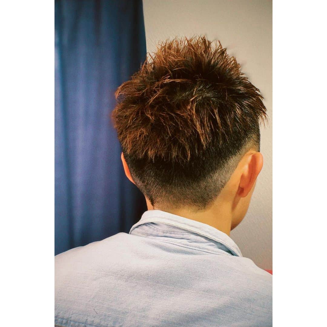 佐山万里菜さんのインスタグラム写真 - (佐山万里菜Instagram)「お休みの日に髪切りチョキチョキ✂︎ 今回は、2020SUMMERバージョンでいつもより短めっ✨ 本当いー感じにカットしていただきました！！ 最近特に髪切った後にインスタLIVEしたりストーリーのせるとめっちゃ褒めていただけるのに嬉しいっす🤣 メッセージいただくのに……いつも写真載せる載せると言いながら忘れてしまいごめんなさい……。。 . . シャル町田の宇山さん @shalumachida_kurando にカットしていただいてます👊 宇山さんめっちゃ話しやすくて、カッコいい感じにして下さるので最強✨ 髪切ったら本当happyな気分になれる‼️ 今回はこんな感じで後ろも前も短めさっぱり😊 夏楽しむぞー👊 . #アスリート #サッカー  #いいね #training #動画 #動画編集 #スポーツ #写真 #instagood #楽しい #筋トレ #筋肉 #写真 #海外 #海好き #プライベート #夏 #夏好き #最高 #私服 #半袖 #海 #デザイン #fashion #最高 #短髪  #おでかけ #夏コーデ #出会い #カット #髪型 #町田」6月12日 20時29分 - sayama.19