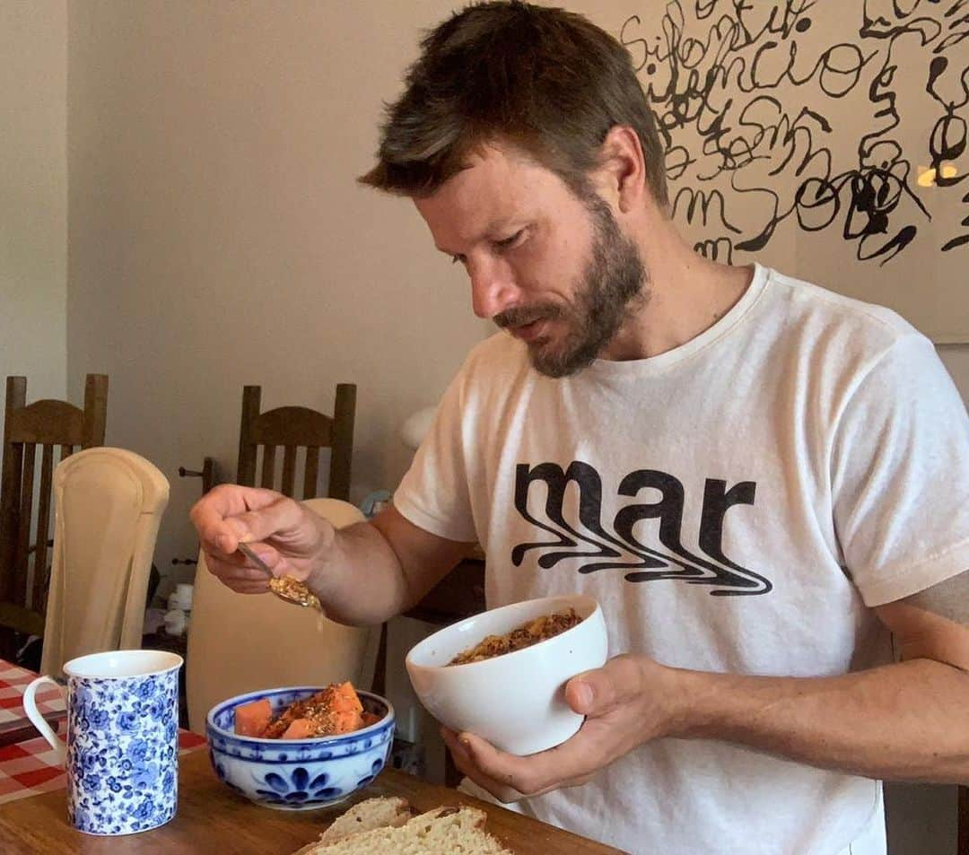 Rodrigo Hilbertさんのインスタグラム写真 - (Rodrigo HilbertInstagram)「Preparando o café da manhã do meu amor. A dica da @foxtonbrasil para o Dia dos Namorados é namorar e cozinhar. E você, vai fazer o que?」6月12日 20時31分 - rodrigohilbert