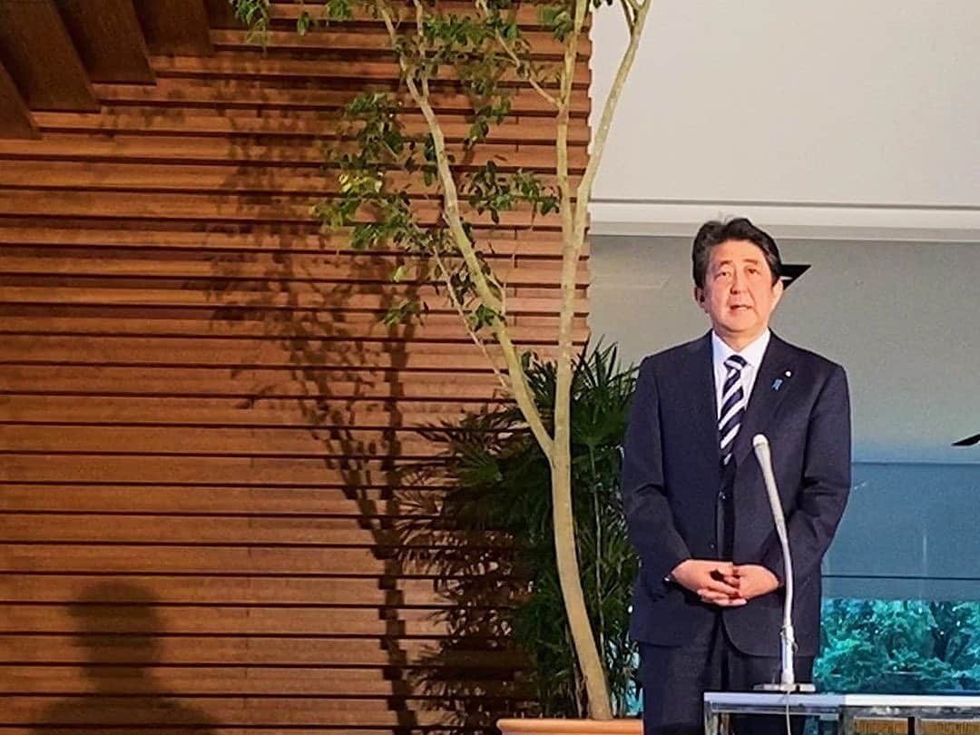 安倍晋三のインスタグラム：「#repost @kantei 二次補正予算成立に関する記者質問に対する #安倍総理 からの #メッセージ  本日、二次補正予算が成立いたしました。早期成立にご協力いただいた与野党全ての議員の皆様に感謝申し上げたいと思います。 100年に一度の国難と言われる中にあって、先般成立した補正予算と合わせて事業規模230兆円、GDPの4割に上る世界最大のこの対策で、日本経済を守り抜いてまいります。事業者の皆様に、最大200万円お届けする持続化給付金については、この1か月余りで約140万件、中小企業・小規模事業者の皆様に1兆9000億円、現金をお届けいたしました。大変厳しい中、本当に歯を食いしばって頑張っておられる皆様に対して、求められているのはスピード感なんだろうと、こう思います。今回の二次補正予算によって、休業中の皆様に対する人件費の助成については、世界で最も手厚いレベル、1日、1万5000円まで引き上げることとなります。また、最大600万円の家賃補助も盛り込んでいるところであります。こうした支援を一日も早くお届けして、事業の継続と雇用を、そして生活を守り抜いていく考えでございます。 さらには、今回の感染症対策において、最前線で頑張っていただいた医療従事者の皆様や、介護施設で頑張っていただいている皆様に対しまして、最大20万円の慰労金をお届けいたします。そして次なる流行の波に備えまして、医療提供体制、検査体制を拡充、強化してまいります。そして同時に、ワクチンや治療薬の開発も進めてまいります。今、感染状況が落ち着いてきたこの機をいかして、次なる流行に対して万全の備えを急いでいく考えであります。 緊急事態宣言を解除してから、ほぼ3週間が経過しているわけでございますが、感染の防止に最大限の注意を払いながら社会経済活動を再開していく、この動きも本格化してきているところでございます。今回の補正予算は、コロナの時代において新たな日常をつくり上げていく、そのための予算でもあります。厳しい状況は続いていくわけでありますが、国民の皆様の御協力を頂きながらこの状況を乗り切っていきたいと、こう考えています。  #新型コロナウイルス感染症 #ThanksHealthHeros #二次補正予算 @shinzoabe」