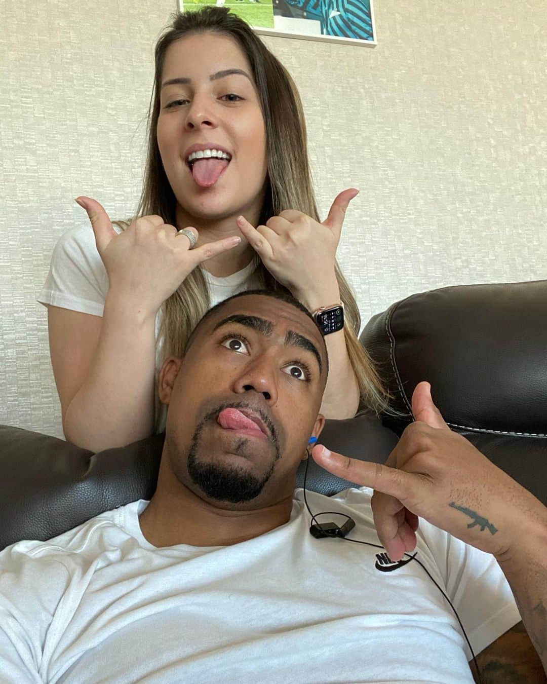 マウコム・フィリペ・シウヴァ・デ・オリヴェイラのインスタグラム：「Amor feliz dia dos namorados ❤️ Je t’aime mon amour 💍 @leeticiapereira_  Obs: não me mata pela foto 😂😂」