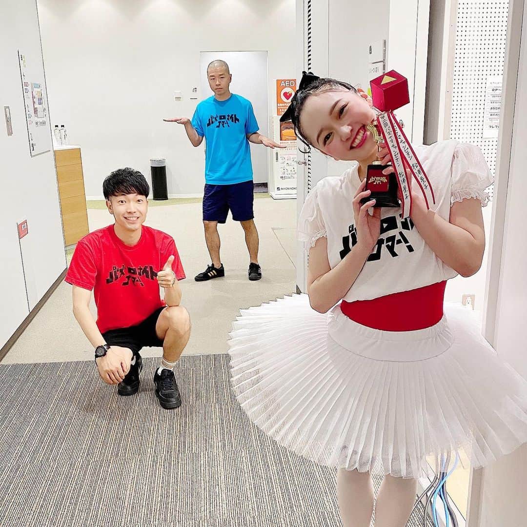 のインスタグラム：「皆様のおかげで今週も1位でした🎊🥇㊗️まさかの3連覇  ありがとうございます  優勝のご褒美で2度目のMCもやってきました  私のMC姿（ほぼ秋山さん頼りっぱなし）と  出演してる人気芸人さんたち全員の 「バレエ大好き」が見れるのは  ウラ番組の大阪チャンネルだけ  正直、みなさんかわいすぎたので  芸人ファンの方は是非ご覧ください  あと2回優勝したら  私は殿堂入りになります  5回連続じゃないと殿堂入りじゃないみたいなので  あと2回の放送間、優勝以外だと  出だしに戻るという  私だけ地獄鬼畜状態です  なので皆様  あと2週分だけ全力で力を貸してください  正直  あのバレエ女がいつも1位のせいで  推しが優勝できへんやんけ  という声があるのも気づいてます  わかります  痛いほどすごくわかります  でも殿堂入りしたら  ある意味その柵から解き放たれるので  できることなら  はやく殿堂入りしたいというのが  わての気持ちやさかい  本当に楽しい素敵な番組なので  少しでも  微力ではありますが  がんばりますので  愛する皆様  YouTube・Twitter・Instagramの  新作二本動画（番組の構成上、放送では1本しか紹介できなくなりましたので主に伸びてる方）  の  再生回数のご協力よろしくお願い致します  そして  これいい写真でしょ  ソーシャルディスタンスを意識しました  アキナさん大好き👐❤️ ーーーーーーーーーーーーーー  #アキナ さん  #バズナイトナマー#バズナマ#優勝#一位#1位  #吉本自宅劇場#バレエ大好き  #吉本新喜劇#新喜劇#よしもと新喜劇#吉本坂46#吉本興業#MBS#毎日放送  #松浦景子#松浦景子バレエ #バレリーナ#バレエ#バレエダンサー#芸人 #バレエ芸人#バレリーナ芸人#レオタード#チュチュ#バレエレオタード#バレエチュチュ#ballettutu#ballettutus#balletshoes」