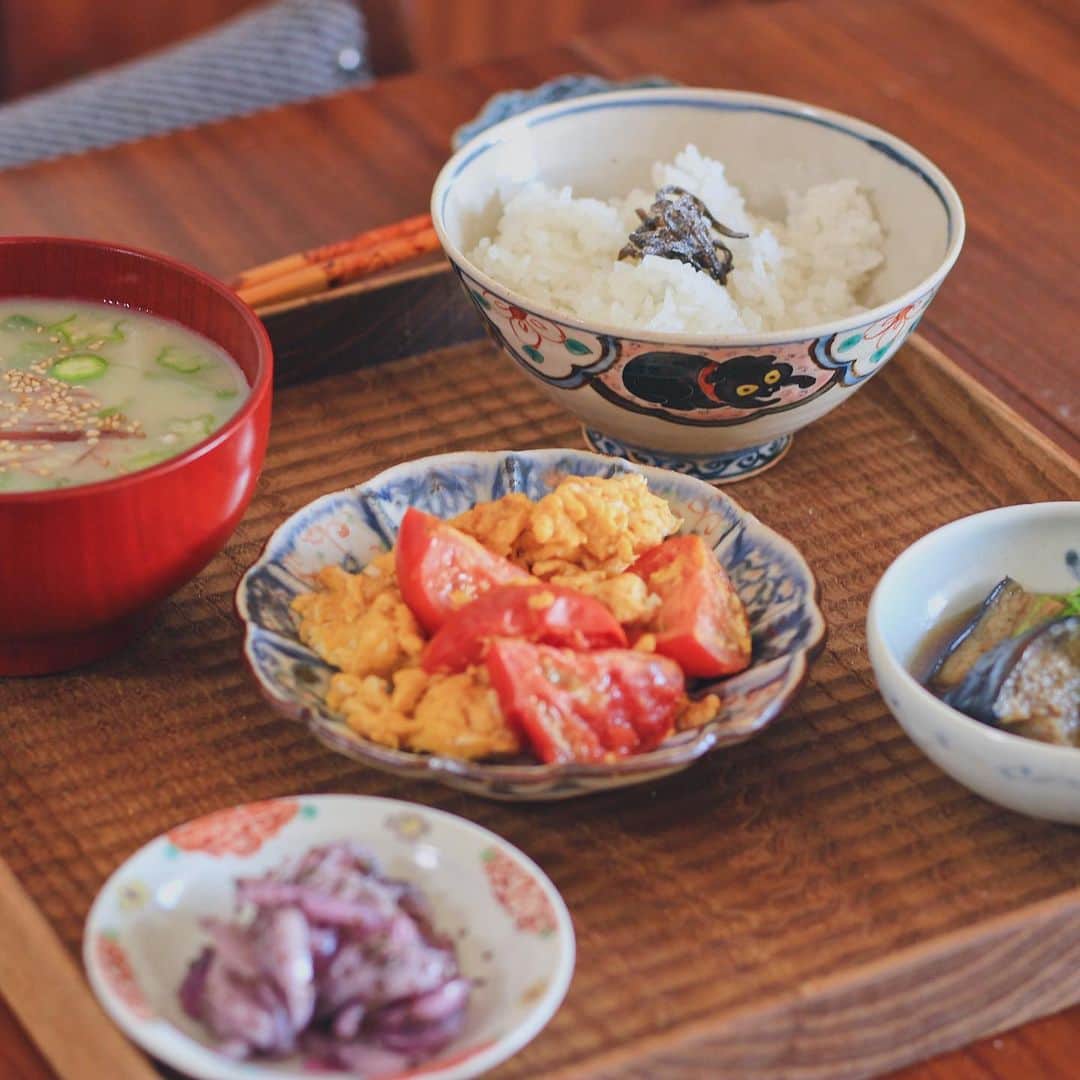 Kaori from Japanese Kitchenさんのインスタグラム写真 - (Kaori from Japanese KitchenInstagram)「【レシピあり】全体的にうまく作れた日。レシピやコツをまとめました。 ・ こんばんは。昨日の朝昼ごはん。 梅雨入りしましたね。 余計な水分を身体にため込まないよう 汗をかいたり尿として水分を出すことが 梅雨の時期のポイント。 ということで旬の野菜をたくさん使った献立です。 …どっちかというと梅雨明けのメニューかな？笑 ・ 茄子の南蛮漬けは大好物で毎年作っています。 フォロワーさんからレシピの質問がきたので ざっと書き起こしました。よければ活用ください☺︎ アジ、イワシ、玉ねぎ、パプリカを 一緒に漬けてもいけます。 だしはこのだしパックを使ってます。 （スワイプして9枚目です） その他の献立もいい感じにできたので 美味しくなったコツをメモ書き。 （スワイプして10枚目です） 金曜お疲れ様でした。 ・ ・ 【おしながき】 白米と減塩こんぶ おくらと納豆の暑気払いみそ汁 茄子の南蛮漬け トマトの卵炒め 玉ねぎのゆかり和え ・ ・ ・ ・ 2020.06.12 Fri Hi from Tokyo! Today’s brunch:Baked rice, seasonal miso soup, stir-fried tomato and egg, sweet and sour eggplant, and Japanese style marinated onion. ・ ・ ・ ・ ・ #breakfast #朝ごはん #おうちごはん #早餐 #薬膳 #うつわ #自炊  #落合芝地 #家庭料理 #レシピ #stayhome #和食 #阿部春弥 #一汁三菜」6月12日 20時37分 - coco_kontasu