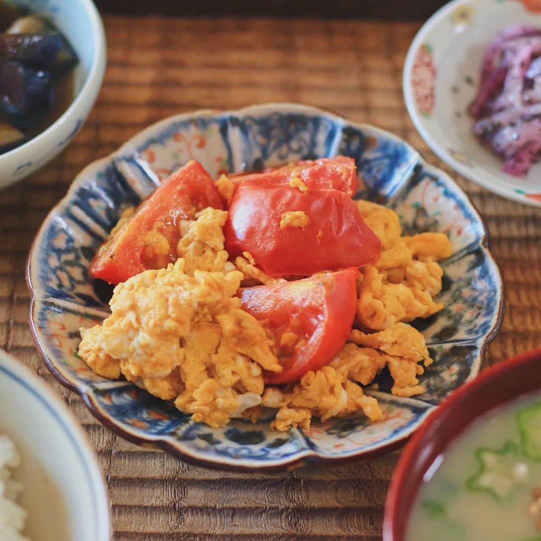 Kaori from Japanese Kitchenさんのインスタグラム写真 - (Kaori from Japanese KitchenInstagram)「【レシピあり】全体的にうまく作れた日。レシピやコツをまとめました。 ・ こんばんは。昨日の朝昼ごはん。 梅雨入りしましたね。 余計な水分を身体にため込まないよう 汗をかいたり尿として水分を出すことが 梅雨の時期のポイント。 ということで旬の野菜をたくさん使った献立です。 …どっちかというと梅雨明けのメニューかな？笑 ・ 茄子の南蛮漬けは大好物で毎年作っています。 フォロワーさんからレシピの質問がきたので ざっと書き起こしました。よければ活用ください☺︎ アジ、イワシ、玉ねぎ、パプリカを 一緒に漬けてもいけます。 だしはこのだしパックを使ってます。 （スワイプして9枚目です） その他の献立もいい感じにできたので 美味しくなったコツをメモ書き。 （スワイプして10枚目です） 金曜お疲れ様でした。 ・ ・ 【おしながき】 白米と減塩こんぶ おくらと納豆の暑気払いみそ汁 茄子の南蛮漬け トマトの卵炒め 玉ねぎのゆかり和え ・ ・ ・ ・ 2020.06.12 Fri Hi from Tokyo! Today’s brunch:Baked rice, seasonal miso soup, stir-fried tomato and egg, sweet and sour eggplant, and Japanese style marinated onion. ・ ・ ・ ・ ・ #breakfast #朝ごはん #おうちごはん #早餐 #薬膳 #うつわ #自炊  #落合芝地 #家庭料理 #レシピ #stayhome #和食 #阿部春弥 #一汁三菜」6月12日 20時37分 - coco_kontasu