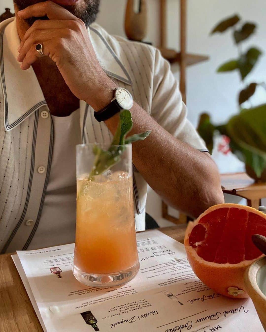 MR PORTERのインスタグラム：「Last night we (virtually) met up with some of our #FriendsofMRPORTER for an evening of cocktail making with @moethennessy. Head to our stories to for a look behind-the-scenes at what we got up to and the pieces they sported from our Sun Shop. Want to join us for a drink this evening? We're flexing our mixology muscles at 6pm and will show you how to mix up an Almond Milk Punch, one of our cocktails from the evening 🍹. #MRPORTERCocktailHour 📷 @odellsstudios」
