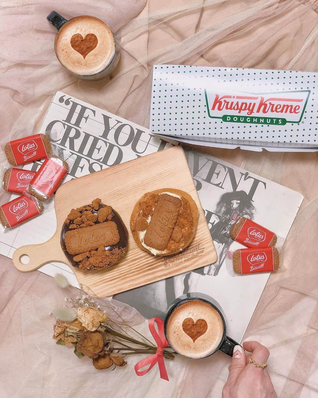 今吉めぐみさんのインスタグラム写真 - (今吉めぐみInstagram)「#おうちcafe﻿ ﻿ 今週発売した﻿ @krispykremejapan のロータスビスコフとのコラボ🍩﻿ ﻿ ﻿ こんなに可愛いと﻿ #テイクアウト が楽しくなっちゃう♬😁❤️﻿ 買うだけで幸せな気分にしてくれる〜🍩✨﻿ ﻿ #期間限定 みたいです💡🍩﻿🏃‍♀️💨 ﻿ ﻿ #krispykremedoughnuts #クリスピークリーム#東京女子部#テイクアウトを楽しもう﻿#lgシネビーム#cafemiru_東京」6月12日 20時37分 - megu813