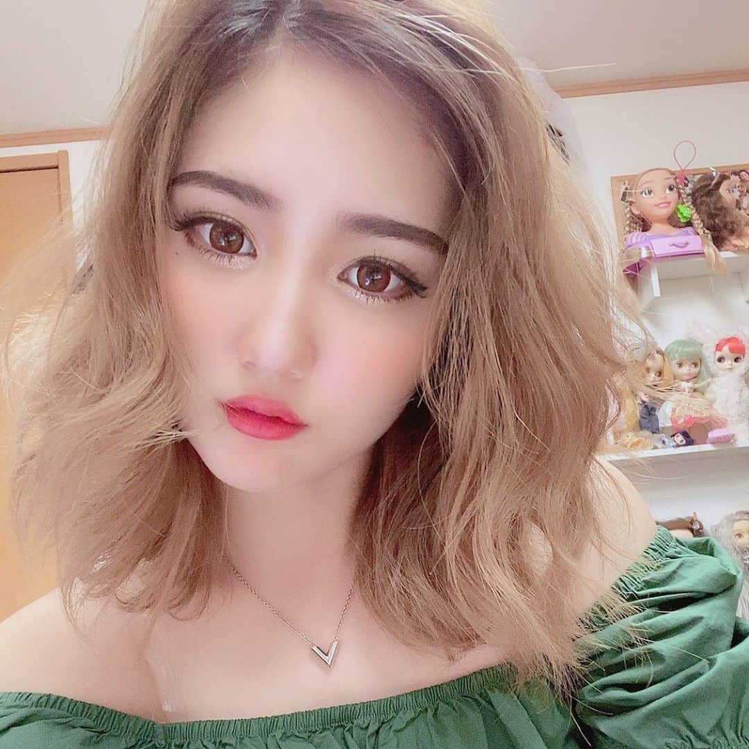 守田美咲のインスタグラム：「1番好きな色緑にかわった💚💚💚 #緑 #つけまつげ #makeup #バイヤレージュ #ミディアムヘア #グラデーションカラー #いいね返し」