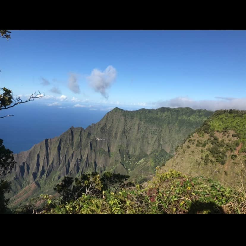 美城れんのインスタグラム：「今日は…カウアイ島の景色を😌✨☀️ 景色もお気に入りですが、雲がハート形♥️ に見えるのもお気に入りです。😄✨☀️ 見えますか？😅 今日も、全てに心からの感謝を…😌🙏✨ mahalo🌈」