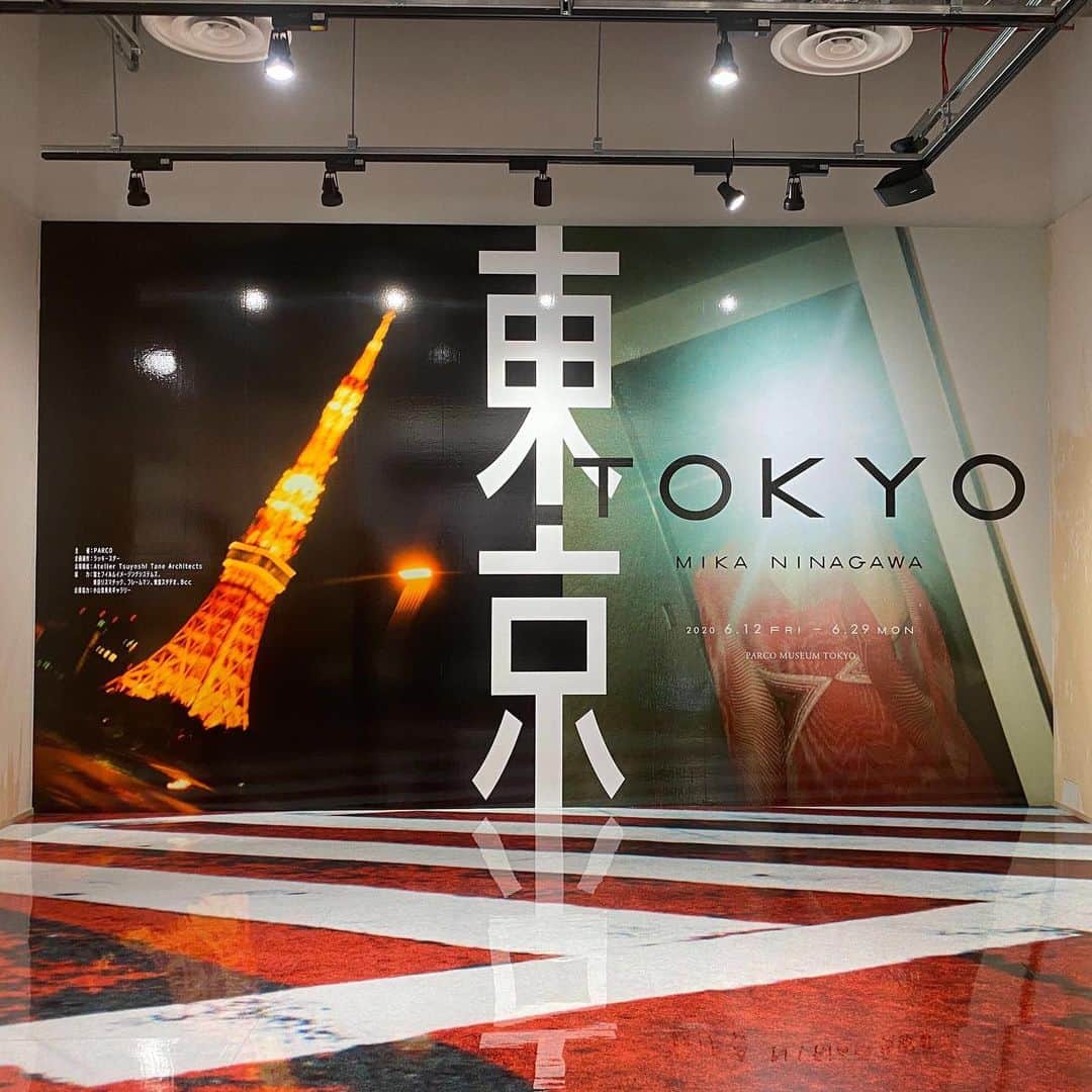 Fashionsnap.comさんのインスタグラム写真 - (Fashionsnap.comInstagram)「【＃ニュース_fs】　蜷川実花さんの新作個展「東京 TOKYO / MIKA NINAGAWA」が渋谷パルコ4階「パルコミュージアムトーキョー（PARCO MUSEUM TOKYO）」で開催中。「東京」をテーマにした展覧会は今回が初めてで、会場では写真集に収録した作品を含む過去2年間で撮影した500点以上の作品を紹介しています。新作には東京タワーやスカイツリー、首都高速道路といった東京の街並みをはじめ、冨永愛や小栗旬、二階堂ふみ、永山瑛太、川谷絵音、古市憲寿、YOSHI、浅野忠信、キングヌー（King Gnu）の常田大希、西加奈子、小山登美夫、堀江貴文ら東京に縁のある79人が被写体として登場するほか、息子の写真など自身のプライベート写真も初公開。作品のほとんどは「写ルンです」で撮影しました。内覧会に出席した蜷川さんは「東京の面白さ、写真の持つ力と面白さを改めて実感することができた」と撮影を振り返りました。@ninagawamika」6月12日 20時49分 - fashionsnapcom