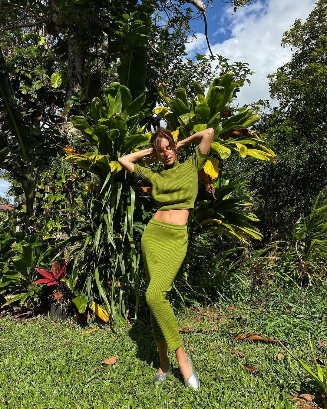 ガラ・ゴンザレスさんのインスタグラム写真 - (ガラ・ゴンザレスInstagram)「Verde que te quiero verde. Verde viento. Verdes ramas. El barco sobre la mar y el caballo en la montaña.  For those wondering I’m wearing the [Gwyneth Paltrow] set from @amlul and @pedrogarciashoes all #MadeinSpain #NoMoreSeasons」6月12日 20時46分 - galagonzalez