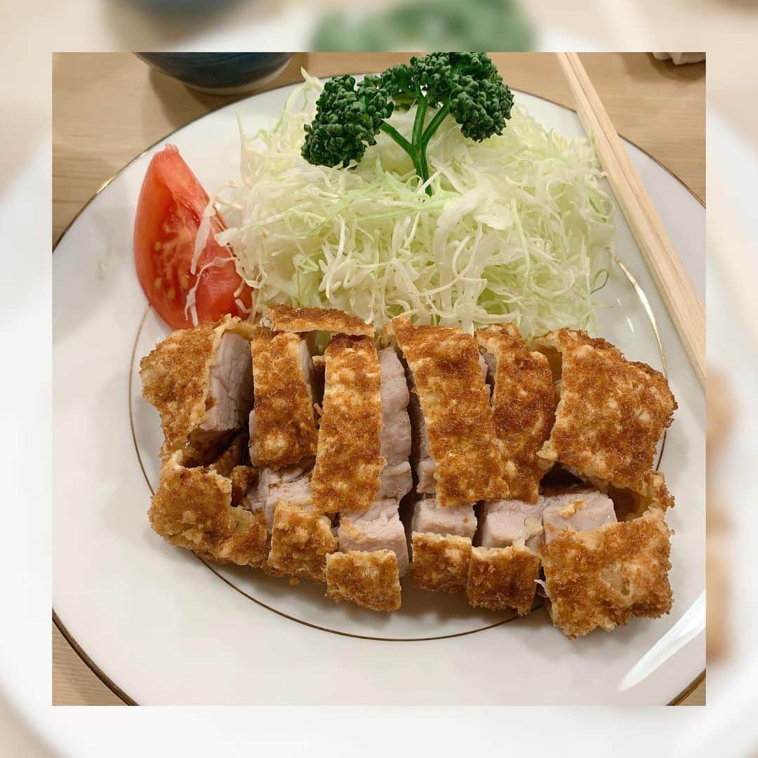 のインスタグラム：「夕飯時なので、たまにはがっつり系の投稿を🐷﻿ ﻿ 大好きな #とんき のヒレカツ！﻿ ﻿ 私は小学生の時から通ってる、母の小さい頃からあるお店🏃‍♂️ 昭和14年創業だそうです✨﻿ ﻿ ここの豚カツ食べたらもう他の豚カツ食べれなくなる… 衣がとにかく美味しいんだ！﻿ ﻿ 定期的に帰りたくなる故郷のような場所です😌」