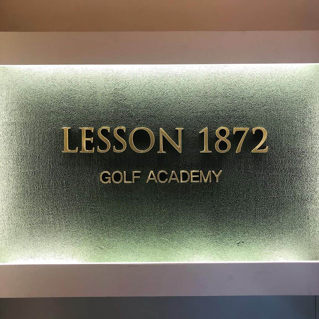 イェジュン のインスタグラム：「저희 누나와 매형이 하는 스크린골프 연습장 lesson1872가 드디어 내일 오픈합니다 우리 가족라서가 아니라 가본 연습장중 시설과 분위기는 탑이라고 자부합니다! 내일 부터 19일까지 무료시타진행하니까 많이들 놀러오셔서 즐기고가세요! ⛳️용인시 기흥구 서천동811세인트힐타워B1 @lesson1872_sc2 #lesson1872 #스크린골프 #연습장 #카카오vx #트랙맨4」