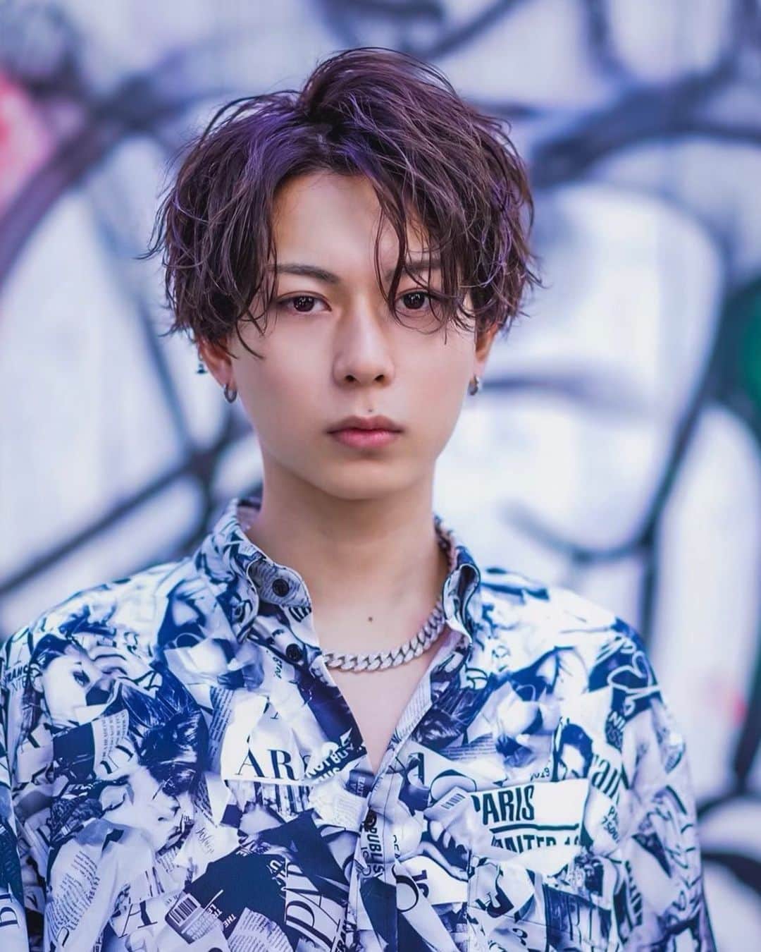 のインスタグラム：「. 📸 〜Other cut  series〜 📸 . . 出井 直助✖️みっき〜 @_mky_mky . ✂️グラマラス・センターパート✂️ . 【1位受賞】直後に撮影してから温めておいた🏝初夏STYLE🏝 ゆるめのスパイラルパーマで、 カッコ良さだけでなく、男の色気をプラス😎 . 🔴カットベースは、サイドから襟足にかけて2、 ブロックを入れた、前下がりのセンターパート✂️ . 🔵ゆるめのスパイラルパーマを全体に施すことで、 スタイリングも超簡単にキマります✂️ . #OCEANTOKYOWEST #オーシャントーキョーウエスト #メンズヘア#みっきー#みきお#出井直助」