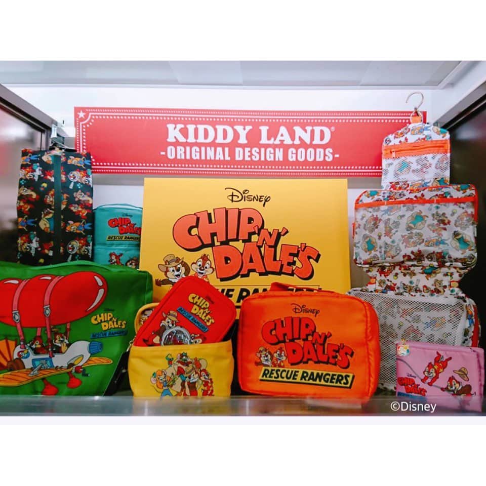 のインスタグラム：「東京駅も準備万端です🐿  #ChipnDaleRescueRangers　 #レスキューレンジャー  #レスキューレンジャーズ  #GadgetHackwrench　#ガジェット #MontereyJack　#モンタリージャック #Chip　#チップ #Dale　#デール #chipanddale  #チップアンドデール  #チップとデール  #チプデ  #🐿🐿 #Disney #ディズニー #kiddyland #キデイランド #キデイランドオリジナル  #キデイランドオリジナルデザイン  #tokyo #tokyostation  #東京 #東京駅」