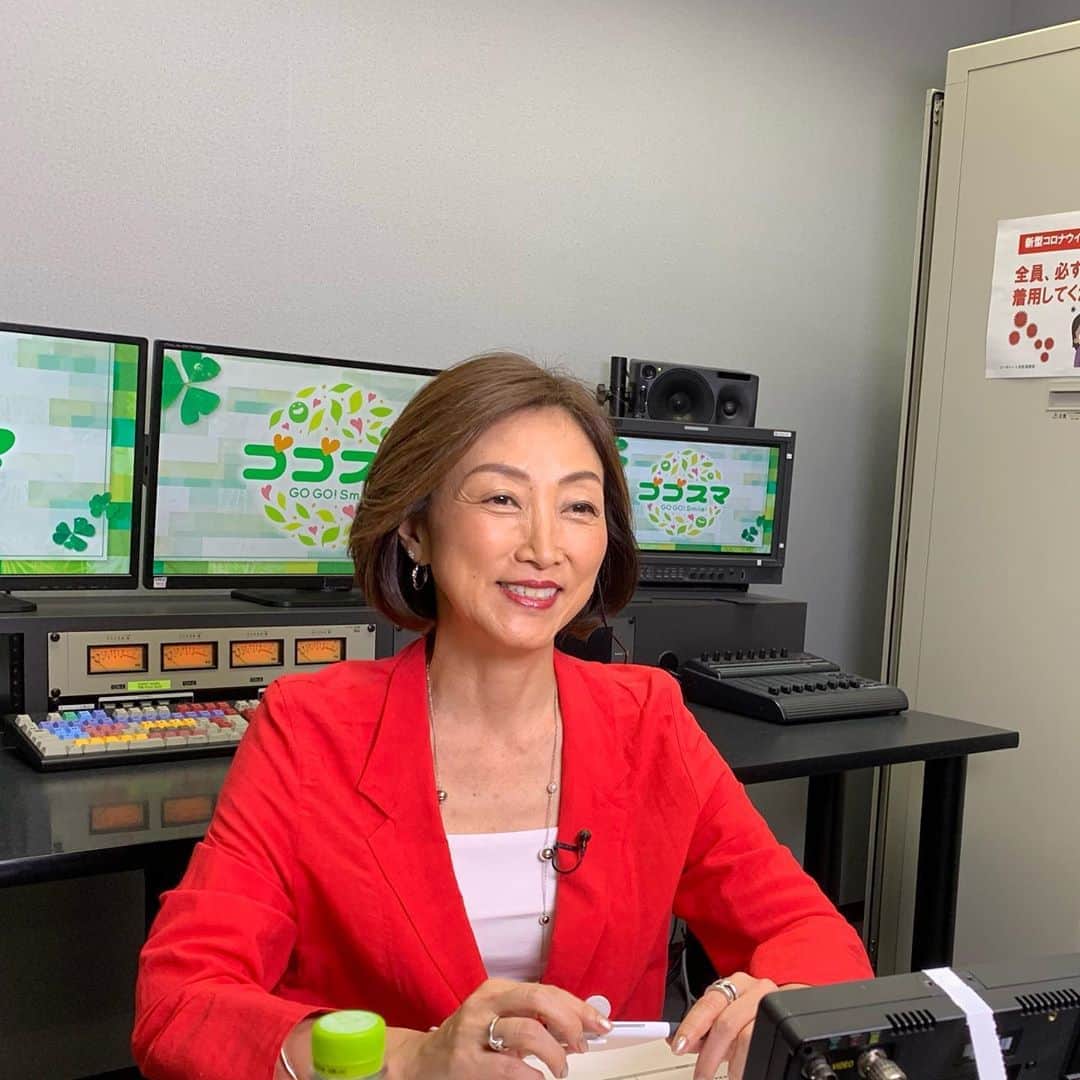 のインスタグラム：「金曜はCBCゴゴスマです。 今日も東京から中継出演でしたが。 そろそろ名古屋に行くことになるでしょうか。 新型コロナの動きは見えません。。。 今日の衣装は真っ赤っかなジャケットでした。普段は来ませんが。 ジーンズと合わせると素敵な色でした。」
