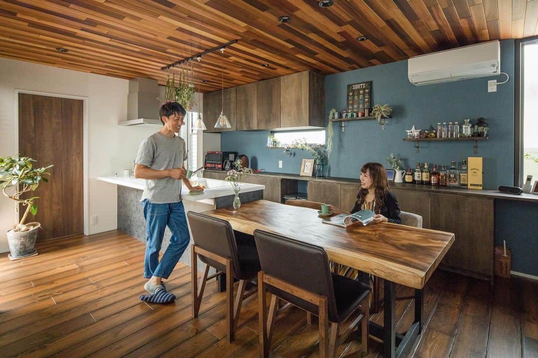 ルポハウス一級建築士事務所さんのインスタグラム写真 - (ルポハウス一級建築士事務所Instagram)「・ ・ ・ インパクト大なレッドシダーの天井に、一体感と収納力をかなえる造作カップボード。 ・ 縦・横のスリット窓や、ダクトレールのディスプレイが、重厚な空間に抜け感を演出。 ・ ・ ・ 𓐌𓐌𓐌𓐌𓐌𓐌𓐌𓐌𓐌𓐌𓐌𓐌𓐌𓐌𓐌𓐌𓐌𓐌  ルポハウスの施工事例はこちらまで☞ @reposhouse  𓐌𓐌𓐌𓐌𓐌𓐌𓐌𓐌𓐌𓐌𓐌𓐌𓐌𓐌𓐌𓐌𓐌𓐌 #ルポハウス は#ちょっとかっこいい家 を"友人のために" という思いでつくっています。 一生に一度の#マイホーム。 「あなたにしかできない」×「ルポハウスだからできる」で、 私たちだけの#家づくり を思いっきり楽しんでみませんか？！ ・ ・ ・ #住宅 #注文住宅 #新築一戸建て #シンプルな暮らし #デザイナーズ住宅  #一級建築士事務所 #設計事務所 #滋賀 #大津 #草津#キッチンインテリア #レッドシダーの天井 #ウエスタンブラックパイン #造作カップボード#ウエスタンレッドシダー #サンゲツクロス #fe1119」6月12日 21時00分 - reposhouse