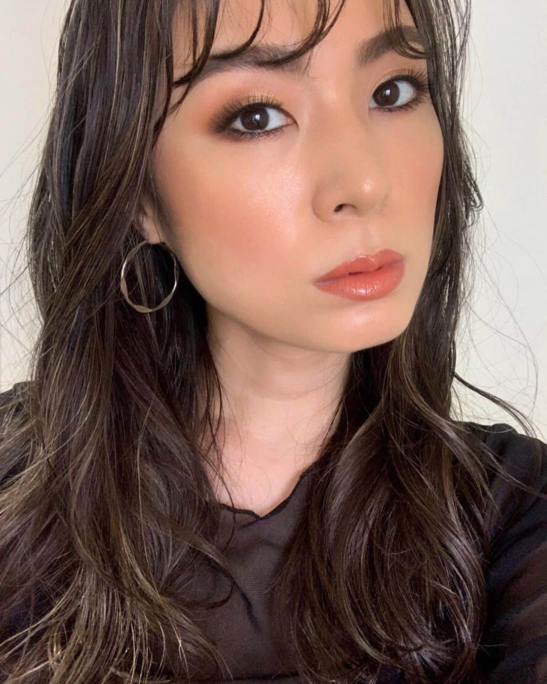 M∙A∙C Cosmetics Japanのインスタグラム：「本日の『ラテン風コッパーヌード＆大人ローズメイク』の#MACインスタライブ で使用した製品はこちらです👇 With @mayuko_m424 and Kana Miyamoto @mac_laforet  ㅤ 【コッパーヌード メイク】(画像1枚目) ☑︎スモール アイシャドウ × 8: メ シエント...ムイ エキサイティッド ☑︎エクストラ ディメンション スキンフィニッシュ: ラ レジェンダ ☑︎ミネラライズ ブラッシュ: ウォーム ソウル(既存品) ☑︎リップ ペンシル: エントレ ア ミ ムンド ☑︎リップスティック: イノルヴィダブレ ☑︎リップガラス: ヘイ ダッド ピザ！ ㅤ 【大人ローズメイク】(画像2枚目) ☑︎スモール アイシャドウ × 8: メ シエント...ムイ エキサイティッド ☑︎エクストラ ディメンション スキンフィニッシュ: ラ レジェンダ ☑︎レトロ マット リキッド リップカラー: ダメ ウン ベソ  ㅤ ㅤ ご視聴いただいた皆さま、有難うございました✨ まだの方はIGTVからぜひご覧くださいませ。  ㅤ  ㅤ 【公式オンラインショップ限定特典】 ☑︎6月25日(木) 23:59まで全品送料無料！ ☑︎初回ご購入のお客様へ10% OFFクーポンをプレゼント（クーポンコードwelcome） ㅤ #MACセレーナ #MACSelena #MACCosmeticsJapan #MACCosmetics #MAC #MACコスメ #マックコスメ #コスメ #メイク #美容 #化粧品 #デパコス #コスメ部 #コスメマニア #コスメ好き #コスメ好きさんと繋がりたい #メイク好きな人と繋がりたい#夏メイク #夏コスメ #ツヤ肌 #透明感 #キラキラコスメ #アイパレット#アイシャドウ #新作コスメ #限定コスメ #MACリップ #コスメ紹介」