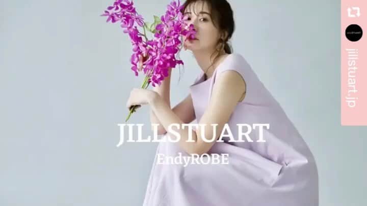 のインスタグラム：「本日『JILLSTUART EndyROBE』 LOOK撮影﻿のオフショットムービーが公開されたのでリポストさせてもらいました😊 素敵に可愛いく動画仕上げてもらったので、オフシャルサイトとYouTubeも是非チェックよろしくお願いします🥰🙏❣️ #repost @jillstuart.jp via @PhotoAroundApp  女性のライフスタイルに寄り添い、﻿ 大人としての佇まいに気品を添えてくれる..﻿ セミオケージョンラインJILLSTUART EndyROBE。﻿ ﻿ 今回はエンディローブルック撮影の裏側を﻿ オフショットムービーで先行で一部お届け。﻿ フルサイズはyoutubeでご覧頂けます！﻿ https://youtu.be/IH90rIBA1jc﻿ ﻿  シンプルで上品な好印象なスタイルをお楽しみください。ご視聴いただけますと嬉しいです。 ﻿ ﻿ ルックはオフィシャルサイトにて6/19(金)公開予定です。﻿ ﻿ ﻿#jillstuart ﻿ #jillstuart_jp  #coordinate﻿ #movie」