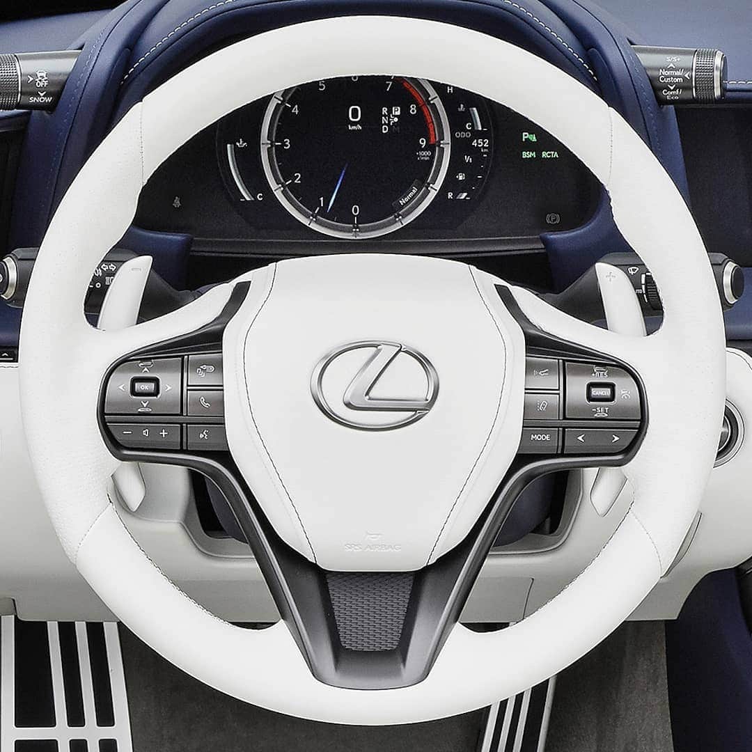 Lexus UKさんのインスタグラム写真 - (Lexus UKInstagram)「Black, white or ochre: which interior colour would you choose for the #LexusLC Convertible?  #Design #CarDesign #Automotive #Lexus #CarsofInstagram #LuxuryTravel #Luxury #Lexus #Convertible」6月12日 21時02分 - lexusuk