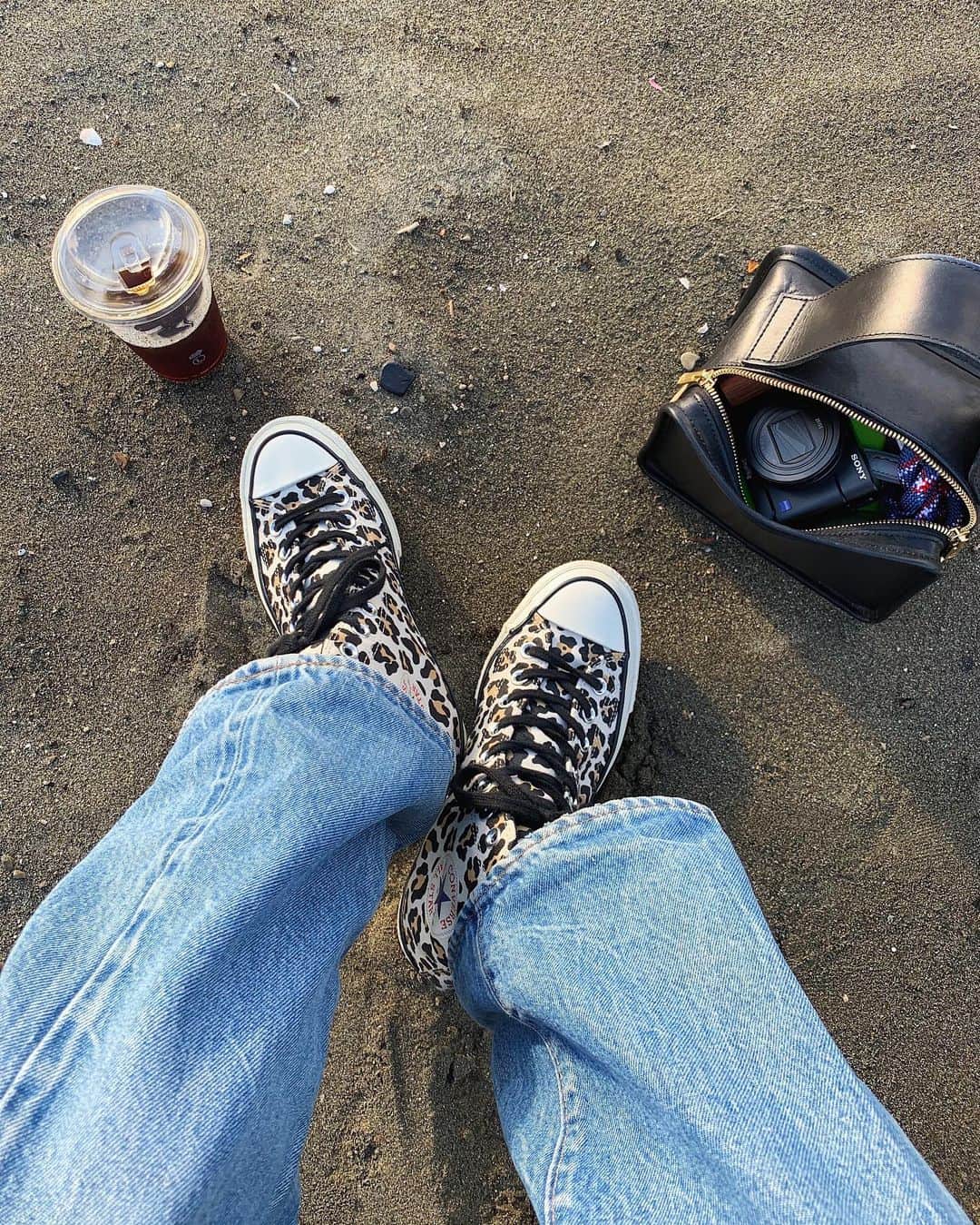 のインスタグラム：「かわいこちゃん🐆🐾 #bag#lifestylist#ライフスタイリスト #pants#vintagelevis#501#ビンテージリーバイス #shoes #converse #チャックテイラー70s #ct70」