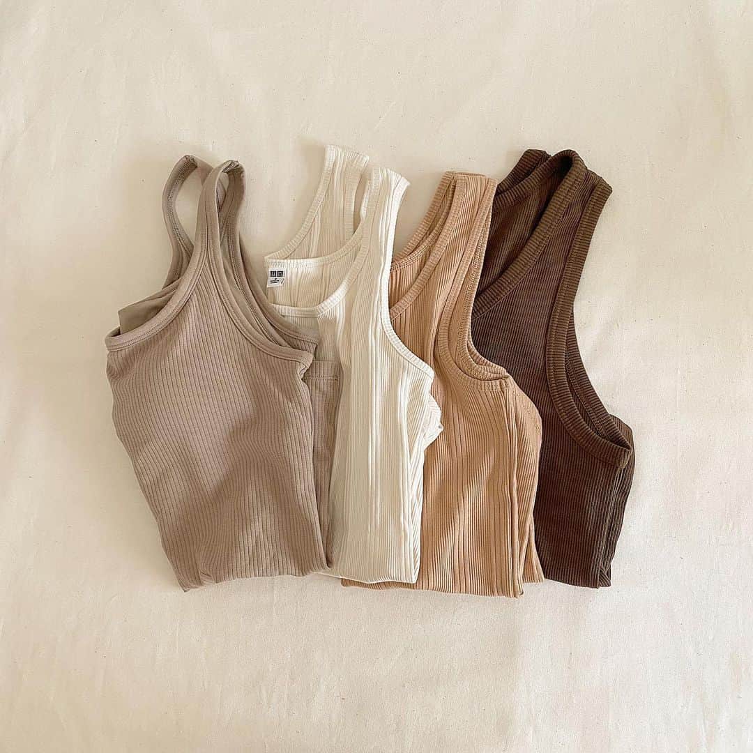 のインスタグラム：「﻿ ﻿ リクエスト頂いたのでUNIQLO購入品﻿ 今回は使えるタンクトップをご紹介🤎﻿ ﻿ 左から﻿ エアリズムコットンリブブラタンクトップ﻿ ランダムリブタンクトップ﻿ ドライカラーリブタンクトップ(men's)﻿ ﻿ これからの時期シアーシャツの﻿ インナーとかに重宝できそう🌞✌︎﻿ ﻿ #uniqlo#uniqlou#ユニクロ﻿」
