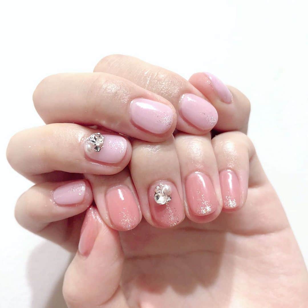 根岸愛のインスタグラム：「💅✨💅 先日ネイルに行ってきました🥳 Lapis新宿店で担当はmanamiさん(@lapis_manami )です☺️✨ 左右で違うピンクにして 爪の先は少しラメを入れて 薬指だけストーンをのせたよ🥰 #nail #lapisnail #lapis #pinknails #pink #ネイル #アシンメトリーネイル #ピンクネイル」