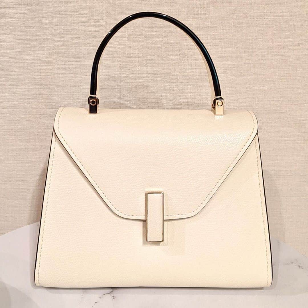 のインスタグラム：「. New in @valextra 👜 上質のレザーと無駄のない美しいデザインで洋装にも和装にもあうISIDE(イジィデ)。 お着物にあうバックってなかなかないんですよね…！（巷では最もお着物にあうバッグと言われているとか。） アイボリーのバッグはあまり持っていないのですが、これからの季節活躍してくれそうです✨ . . #valextra #ayumi_y_ootd #ヴァレクストラ #イジィデ #バッグ」
