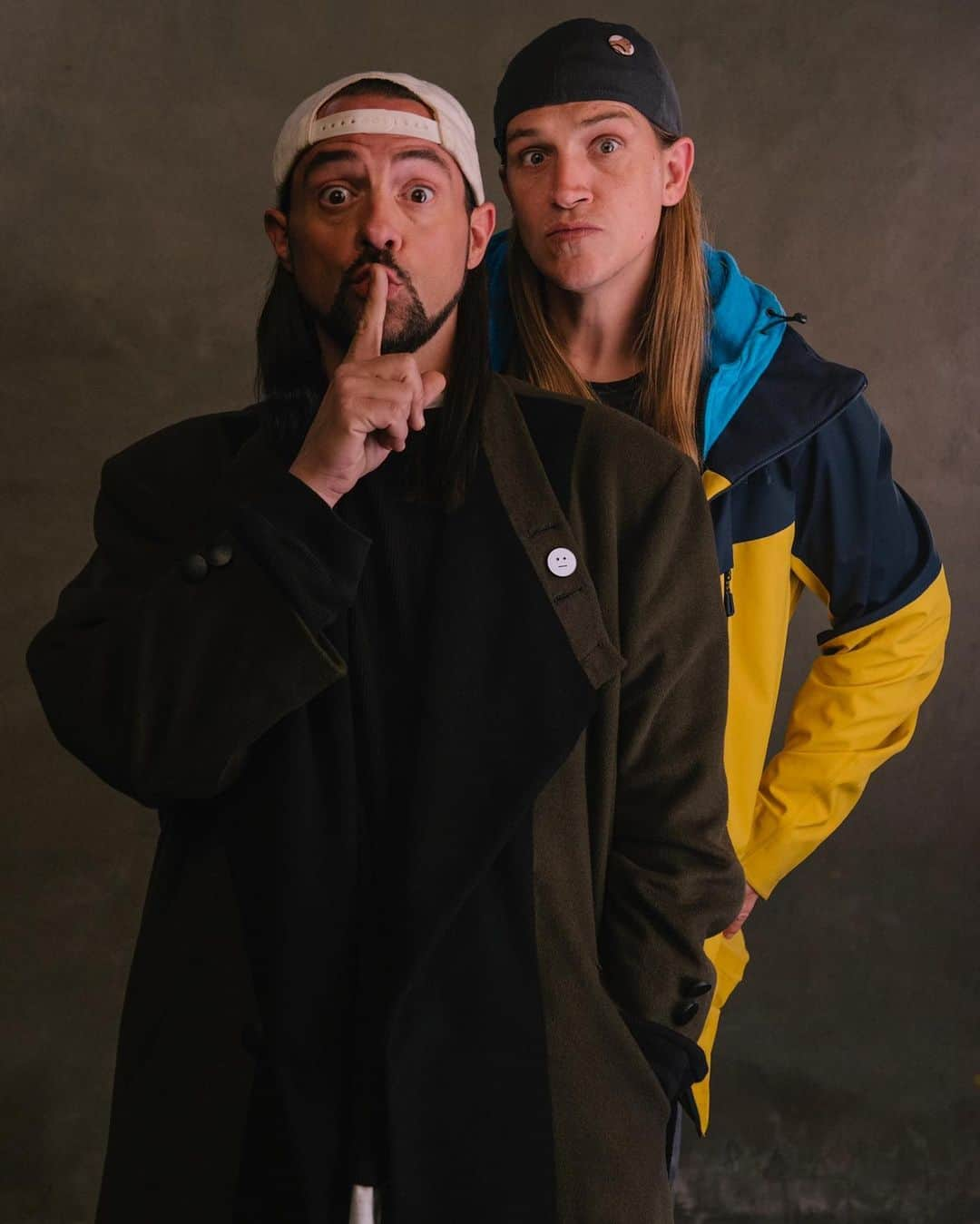 ケヴィン・スミスさんのインスタグラム写真 - (ケヴィン・スミスInstagram)「HAPPY 46th BIRTHDAY to my hetero life mate, @jaymewes! This life I’ve been lucky to enjoy was all made possible by meeting Mewes. If I don’t meet Jason, I likely don’t have my 26 year career. If I don’t meet Jason, @jayandsilentbob would never exist. There’s a reason I named his character after Jay himself: because in all my life, I’ve never met anyone as true to themselves as #JasonMewes. Calling his character by any other name would have reduced Jay to a part played in a movie. But that part in that movie only exists because, in the tiny town of #highlandsnj, I met a true American Original - an absolutely one-of-a-kind, hysterical and self-aware individual whose unique perspective and personality would become our passport to the world. I may have built the rickety rocket, but Jay has always been the rocket fuel that took us to the stars. And after spending 2019 making and touring our new flick on the #jayandsilentbobrebootroadshow, I was reminded of how blessed I am to not only know this legend, but to also call him my best friend. If you wanna celebrate with Jay or wish him well, join us on his @twitch channel for his Birthday Stream! Happy Birthday, Son! I love you, Shubee Mewes! #KevinSmith #jaymewes #birthday #jaymewesandhisamewesingstories #jayandsilentbob」6月13日 2時31分 - thatkevinsmith