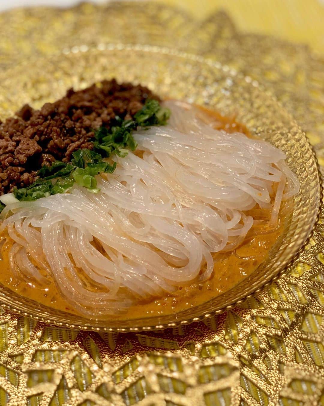 のインスタグラム：「* 梅雨を乗り切るピリ辛飯💓 * 侍キュイジニエ 大野シェフの写真を見て 思わずレシピを聞いてしまった 汁なし坦々春雨✨✨ * 材料足りなかったり 工程短縮したり、 分量の割合適当すぎたり、、 シェフのクオリティーには程遠いけど 激ウマでした😍😍😍！！！ このソース 毎日でも食べられるぅ😍😍😍 * 次はもう少し丁寧に リベンジしてみますっ🙋🏼‍♀️ * ご馳走さまでした😉🙏🍜 * #坦々麺 #冷やし中華 #春雨 #汁なし担々麺 #担々麺」