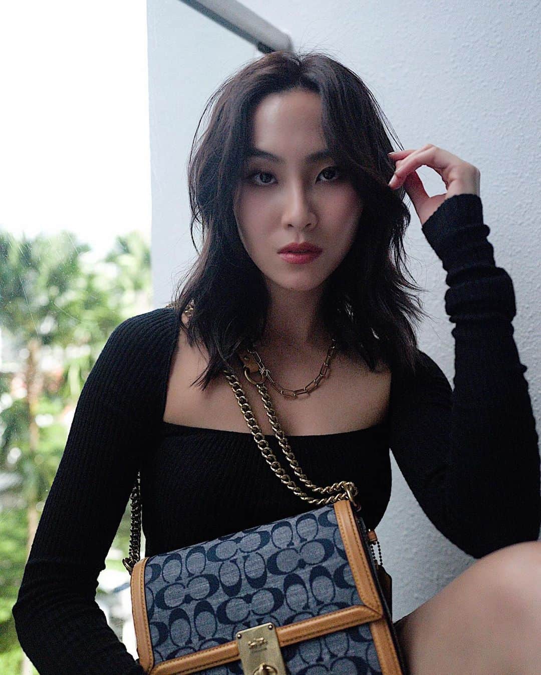 ソニアのインスタグラム：「Searching for a thoughtful gift for your loved one can be tough especially since we can’t go down to stores... but with Coach from Home service, a beautiful gift is a text away on coach.com. Treating yourself is perfectly fine too 😉  #CoachNY @coach #sp」