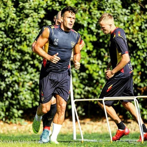 ジュリオ・ドナーティのインスタグラム：「Manca poco.. ultime 2 settimane per preparare al meglio questo finale di stagione! #forzalecce #avantitutta #nopainnogain #seriea #football #training #gohard」