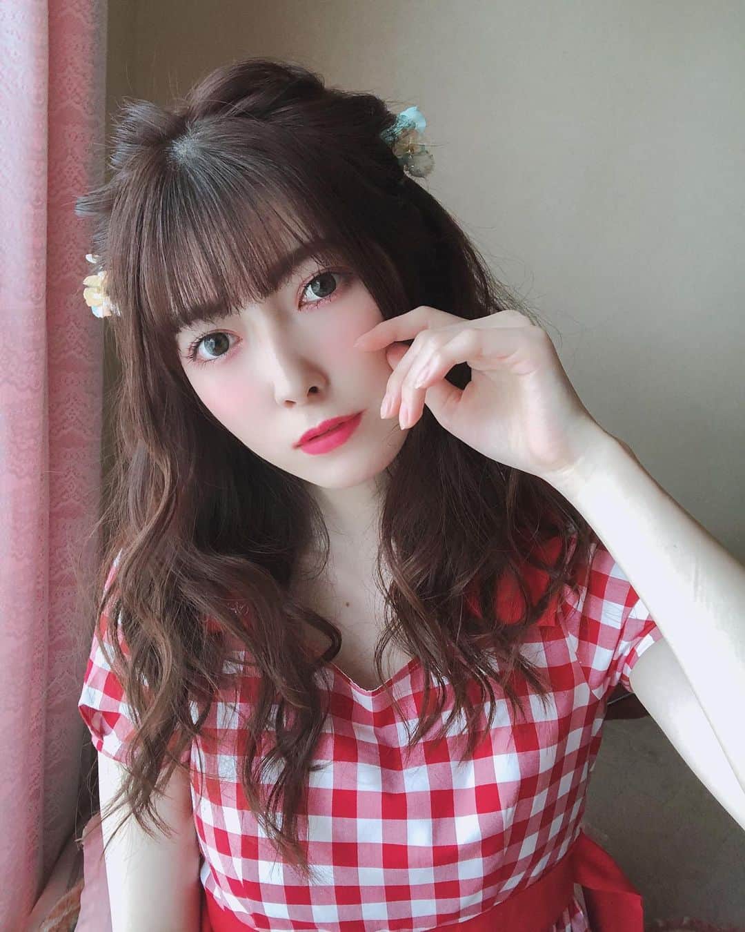 日下部美愛のインスタグラム：「載せてないやつ〜好き？ . . . #ドーリーメイク #doll #photo #japan #model #me #hair #fashion #makeup #selfie #followme #instagood #camera #instadaily #dailylook #自撮り #한국 #맞팔 #사진 #데일리 #데일리룩 #인스타사진 #인스타그램 #일본인 #패션　#おうち時間」
