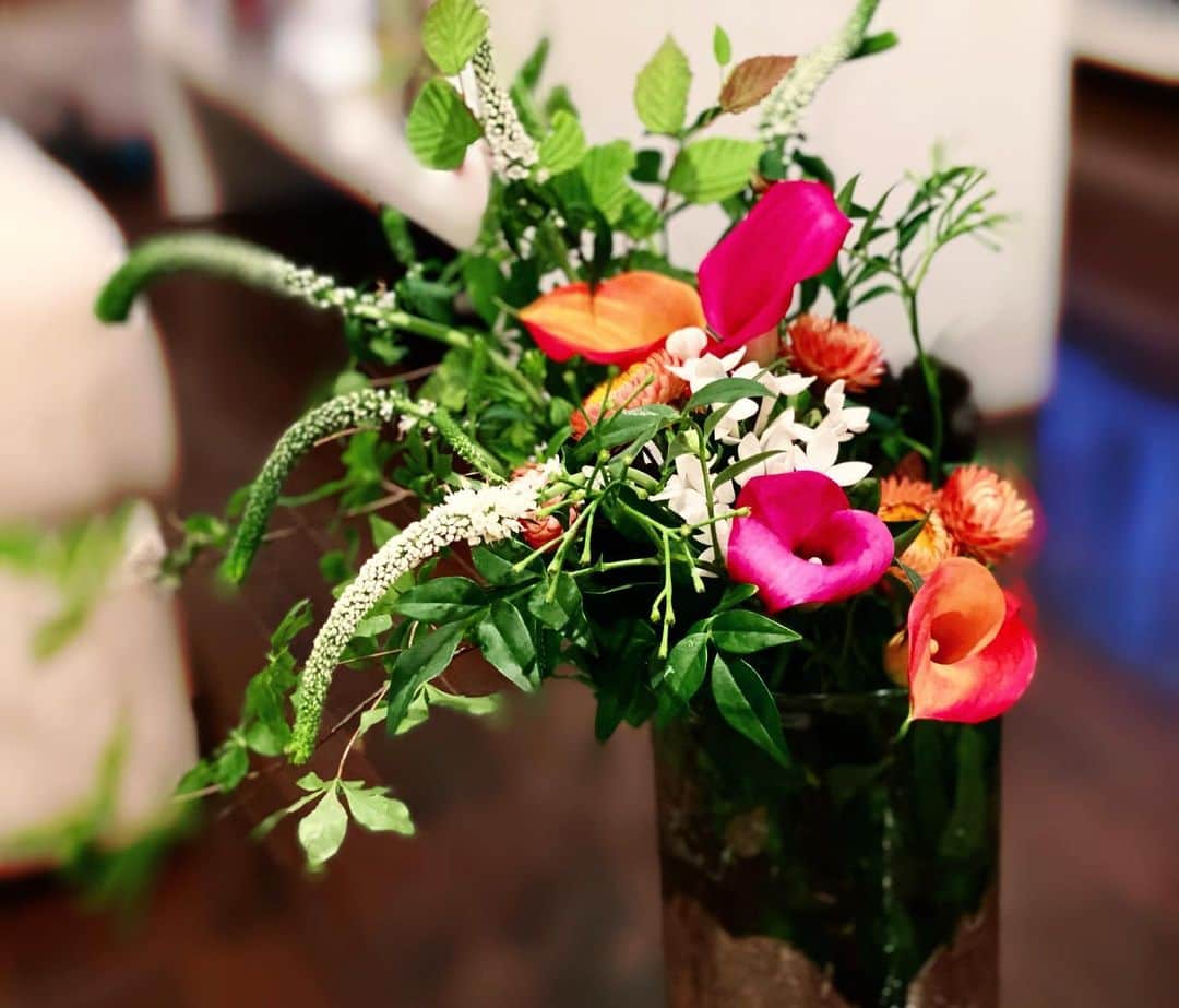 穂川果音さんのインスタグラム写真 - (穂川果音Instagram)「たくさんのお花を買ってきたよ💐 アベプラ終わったら、アレンジしよーっと♪ 今日も、アベプラOnAir中。 最後までみてね！ 　#花が好き　#flower #flowerphotography」6月12日 21時23分 - hokawakanonn