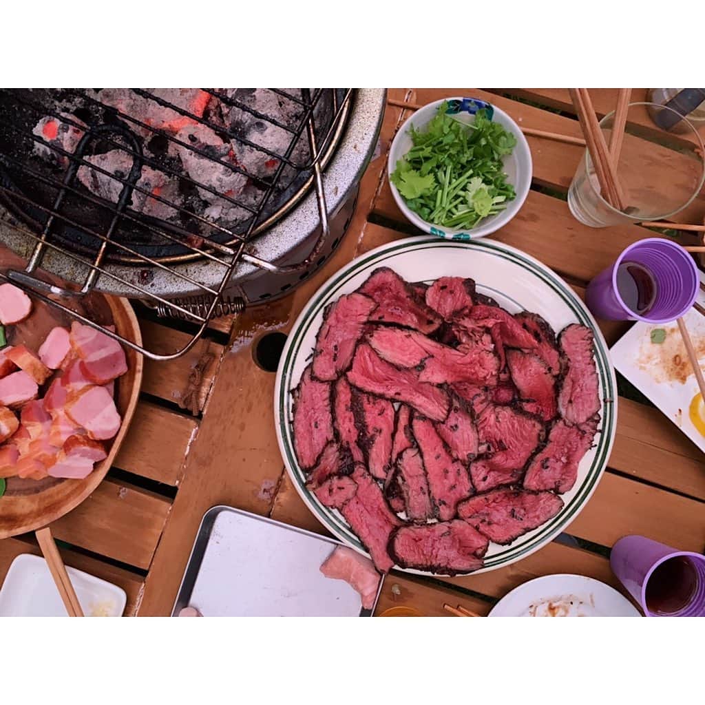 水戸悠夏子さんのインスタグラム写真 - (水戸悠夏子Instagram)「先日、いつもお世話になっているご夫婦のお家でBBQ。 すごい量の、そして最高に美味しい肉・肉・肉まつりでした。この絶妙な火入り・・・本当に美味しかった〜。あと、私の後ろに見える赤い実を、木からもいでお肉と食べたことに何だか感動しました。なんて素敵なお家なんだ〜。とても楽しかったな。お邪魔しました◎」6月12日 21時23分 - mitoyukako