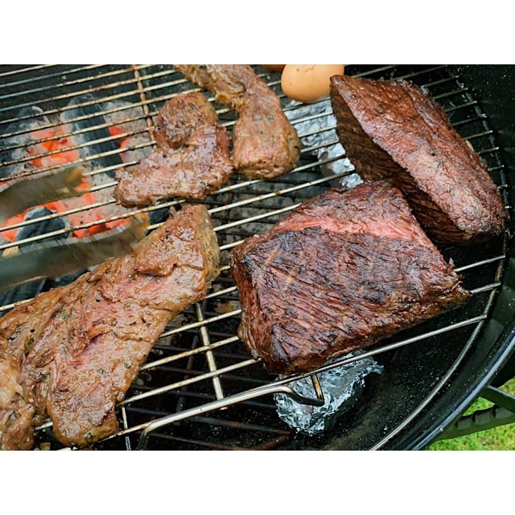 水戸悠夏子さんのインスタグラム写真 - (水戸悠夏子Instagram)「先日、いつもお世話になっているご夫婦のお家でBBQ。 すごい量の、そして最高に美味しい肉・肉・肉まつりでした。この絶妙な火入り・・・本当に美味しかった〜。あと、私の後ろに見える赤い実を、木からもいでお肉と食べたことに何だか感動しました。なんて素敵なお家なんだ〜。とても楽しかったな。お邪魔しました◎」6月12日 21時23分 - mitoyukako