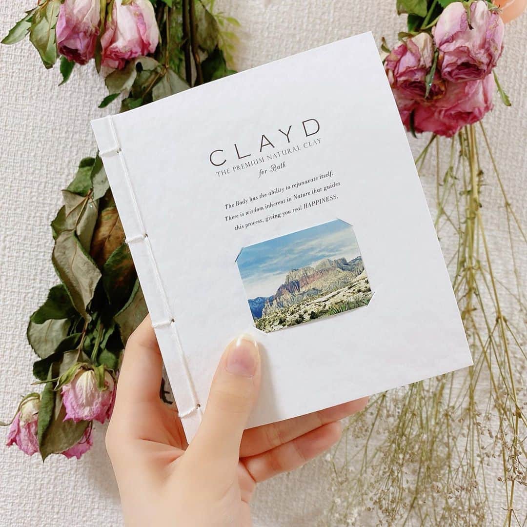 神沢有紗のインスタグラム：「お友達からCLAYDのWEEK BOOK を貰いました！！✨ 1週間用の入浴剤みたい！中が本みたいになってて景色の写真とかあってめっちゃキレイ！！🥰 背景のお花はファンの方に頂いたお花をドライフラワーにしてる途中🌹」