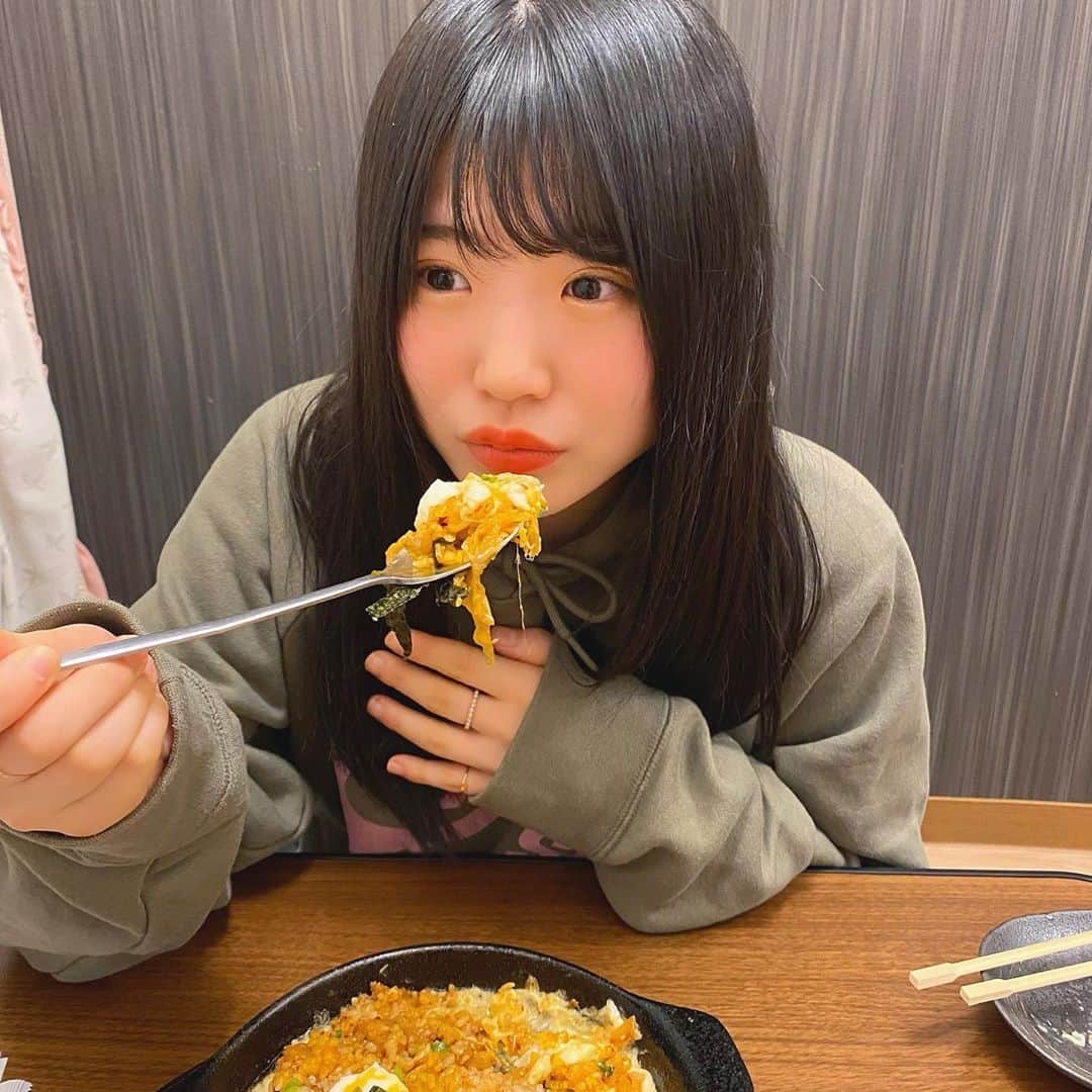 出口結菜さんのインスタグラム写真 - (出口結菜Instagram)「《🐙#鶴橋　#kyon》﻿ ﻿ 🧀チーズタッカルビ(¥1000+tax)﻿ ❣️キムチチャーハン(¥1000+tax)﻿ ﻿ ﻿ ﻿ どーしてもチーズタッカルビが食べたくて、探していると安くて美味しそうな看板メニューに惹かれてしまい入店。﻿ ﻿ ﻿ ﻿ ﻿ チーズタッカルビはチーズがたっぷりでパクパク食べれちゃう辛さっ(全然辛くない)😇😇😇﻿ ﻿ トッポギはもちろんじゃがいももホクホクで最高✌️﻿ 鶏肉もたくさん入ってて満足っ🤤🤤❣️﻿ ﻿ ﻿ ﻿ ﻿ ﻿ キムチチャーハンはごま油がきいてて、﻿ もうねペロッといけちゃう！！﻿ ﻿ 上の韓国海苔との相性も最高！！笑笑♥️﻿ ﻿ チーズも最高やねんけど早めに混ぜないとプレートが熱くてすぐ固まっちゃう！！﻿ ﻿ ﻿ ﻿ ﻿ ﻿ ﻿ 私は友達と2人で行ったので、﻿ ２つ注文して2人で半分こしました！﻿ ﻿ だからキムチチャーハンのご飯をチーズタッカルビにディップして食べた、笑🤤🤤🤤﻿ ﻿ ﻿ ﻿ ﻿ 店内はKPOPアイドルの写真が多くて、﻿ テーブルが隔離してあったり、﻿ あと座敷もあってのんびりできて良き丸でした！💗﻿ ﻿ ﻿ ﻿ 私は食べてないけどUFOチキンは鶴橋にしては安めやったかも？！﻿ ﻿ ワッフルクレープも安いのにボリューミーで売ってたから次食べたい💕﻿ ﻿ ﻿ \学生、ママ友会などなど特に女性陣にオススメ/﻿ ﻿ ﻿ _____________________________________________________﻿ ﻿ ❤ 大阪府大阪市生野区桃谷5-3-20 ﻿ ️💗鶴橋駅から🚶‍♀️30分ぐらい（コリアタウンの奥の方）﻿ 💛10時〜20時﻿ 💚定休日:火曜日﻿ 💙別々会計はできませんでした！﻿ _____________________________________________________﻿ ﻿ #コリアンキッチンkyon #鶴橋 #コリアタウン #コリアンキッチン #チーズタッカルビ #キムチチャーハン #🇰🇷 #鶴橋コリアンタウン #鶴橋グルメ #鶴橋ランチ #チーズ #とろとろ #🧀 #卵 #🍳 #韓国料理 #韓国グルメ #コリア #コリアンタウン #グルメ #グルメ好きな人と繋がりたい #韓 #韓国  #instafood #instagood #instalike #過去pic #ラビグルメ」6月12日 21時27分 - yui_laby0622