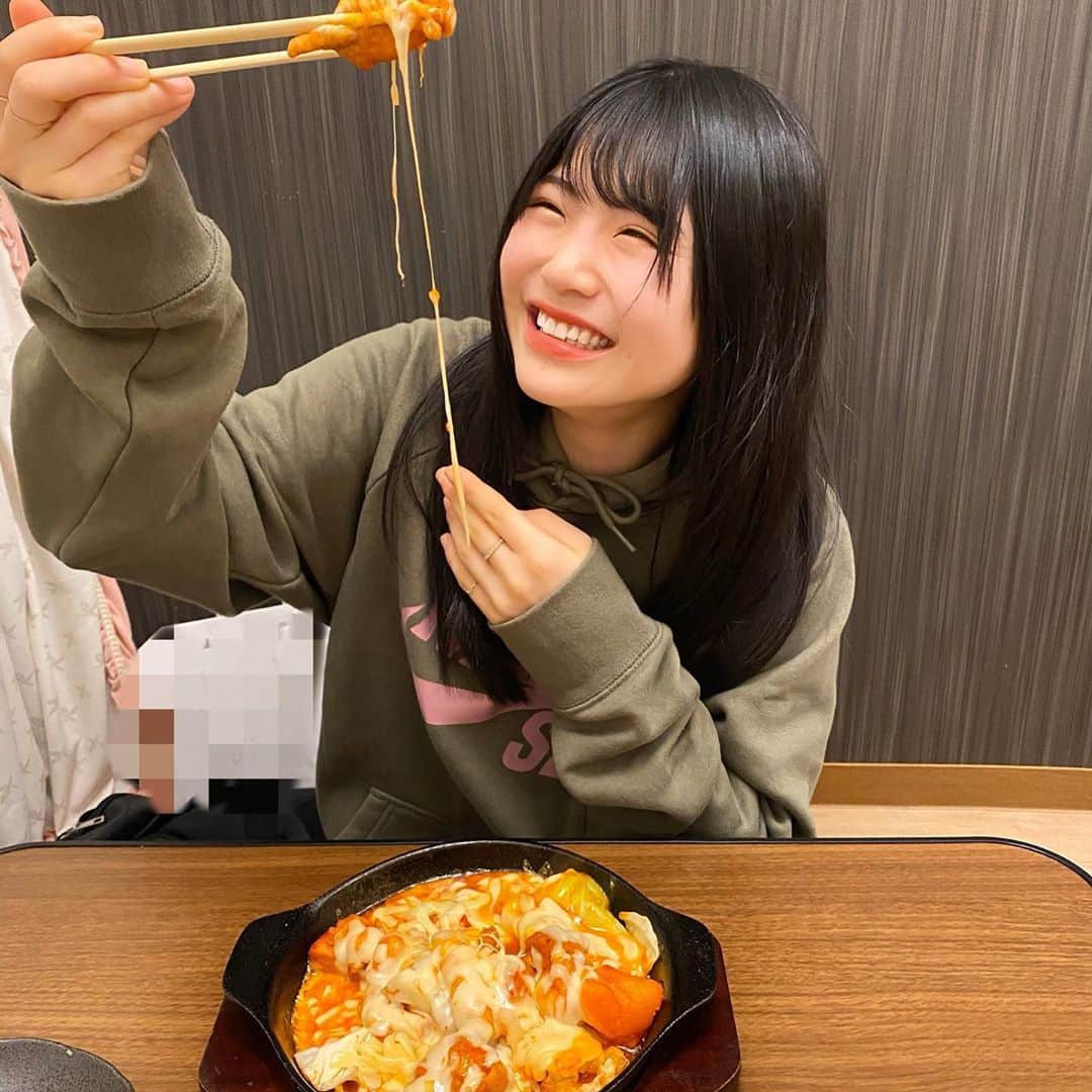 出口結菜さんのインスタグラム写真 - (出口結菜Instagram)「《🐙#鶴橋　#kyon》﻿ ﻿ 🧀チーズタッカルビ(¥1000+tax)﻿ ❣️キムチチャーハン(¥1000+tax)﻿ ﻿ ﻿ ﻿ どーしてもチーズタッカルビが食べたくて、探していると安くて美味しそうな看板メニューに惹かれてしまい入店。﻿ ﻿ ﻿ ﻿ ﻿ チーズタッカルビはチーズがたっぷりでパクパク食べれちゃう辛さっ(全然辛くない)😇😇😇﻿ ﻿ トッポギはもちろんじゃがいももホクホクで最高✌️﻿ 鶏肉もたくさん入ってて満足っ🤤🤤❣️﻿ ﻿ ﻿ ﻿ ﻿ ﻿ キムチチャーハンはごま油がきいてて、﻿ もうねペロッといけちゃう！！﻿ ﻿ 上の韓国海苔との相性も最高！！笑笑♥️﻿ ﻿ チーズも最高やねんけど早めに混ぜないとプレートが熱くてすぐ固まっちゃう！！﻿ ﻿ ﻿ ﻿ ﻿ ﻿ ﻿ 私は友達と2人で行ったので、﻿ ２つ注文して2人で半分こしました！﻿ ﻿ だからキムチチャーハンのご飯をチーズタッカルビにディップして食べた、笑🤤🤤🤤﻿ ﻿ ﻿ ﻿ ﻿ 店内はKPOPアイドルの写真が多くて、﻿ テーブルが隔離してあったり、﻿ あと座敷もあってのんびりできて良き丸でした！💗﻿ ﻿ ﻿ ﻿ 私は食べてないけどUFOチキンは鶴橋にしては安めやったかも？！﻿ ﻿ ワッフルクレープも安いのにボリューミーで売ってたから次食べたい💕﻿ ﻿ ﻿ \学生、ママ友会などなど特に女性陣にオススメ/﻿ ﻿ ﻿ _____________________________________________________﻿ ﻿ ❤ 大阪府大阪市生野区桃谷5-3-20 ﻿ ️💗鶴橋駅から🚶‍♀️30分ぐらい（コリアタウンの奥の方）﻿ 💛10時〜20時﻿ 💚定休日:火曜日﻿ 💙別々会計はできませんでした！﻿ _____________________________________________________﻿ ﻿ #コリアンキッチンkyon #鶴橋 #コリアタウン #コリアンキッチン #チーズタッカルビ #キムチチャーハン #🇰🇷 #鶴橋コリアンタウン #鶴橋グルメ #鶴橋ランチ #チーズ #とろとろ #🧀 #卵 #🍳 #韓国料理 #韓国グルメ #コリア #コリアンタウン #グルメ #グルメ好きな人と繋がりたい #韓 #韓国  #instafood #instagood #instalike #過去pic #ラビグルメ」6月12日 21時27分 - yui_laby0622