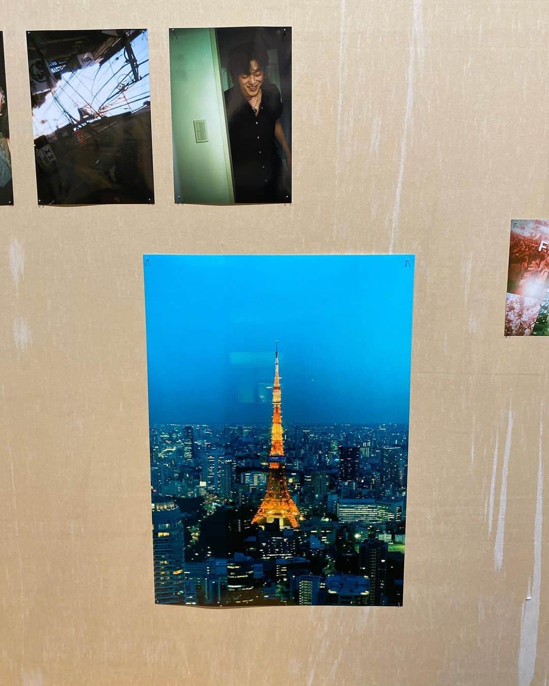 軍地彩弓さんのインスタグラム写真 - (軍地彩弓Instagram)「SHIBUYAパルコで始まった実花ちゃんの写真展、「東京TOKYO/MIKA NINAGAWA 」が今日からスタート。 その中に私もいます。 かずちゃんと　@kazukovalentine 敬太さん　@keitamaruyama と、なんでこんなに笑っていたんだろう、笑。こんな密で楽しい時間が、ほんの少し前なのにすごく遠く思える。 令和になって激動の日々。人がいなくなった渋谷、濃密な「FOLLOWERS」の制作現場。 ドキュメンタリーだ。 実花ちゃんは写ルンですで、跳ねるように写真を撮る。 一緒に過ごした空気までこの部屋にギュッと詰め込んでいる。 見ているようで見ていなかった東京の景色。  写真集を見ると、時系列に並んで、会場に散りばめられた時間の、答え合わせみたい。だから、会場で、写真展で両方で体験して欲しいな。  間違いなく、今、見るべき展示です。 パルコのサイトから3Dで見られるオンライン展示もおすすめです！ 『東京 TOKYO / MIKA NINAGAWA』 会期：2020/6/12〜6/29 会場：PARCO MUSEUM TOKYO（渋谷パルコ4F） 入場料：一般500円、学生400円、小学生以下無料 art.parco.jp  #東京tokyo #TOKYO蜷川実花 #mikaninagawa」6月12日 21時27分 - sayumi7