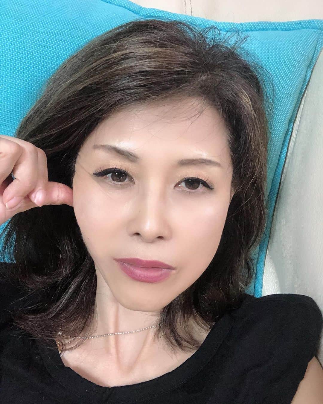 Naoko（なおこ）さんのインスタグラム写真 - (Naoko（なおこ）Instagram)「👻 👻 トレオフにしました。 . . 化粧品の質問をよく頂くので お答えしますね😃 . . 使ってるスキンケアは、 恥ずかしながら ドラッグストアで買えるような普通の化粧品でございます😭 しかも毎回違います😅 適当に選ぶので。 この歳になるまでまったく 気もお金も使っておりません。 一昨年、慌てて ヤーマンの美顔器買ったぐらいです。 ほんと、参考にならずに ごめんなさい🙏 . 若い方は、きちんとお手入れしてくださいよ🤣 私、スキンケアには、あまり 興味がなかったのです。 . . ただ、ボディクリームと 香水には、散財してきました。 匂いをプンプンさせたい欲求が誰より強いようです。 . . チョイチョイ、 まわりに  香水クサイっ💦 . と言われつづけて 数十年😑😑 ここまで 生きて参りました😤😤😤 ハハハハ😆 . いま使ってるのは、 CHANELの5種類の ボディクリームと トムフォードのオイル。 . 香水も全部CHANELで 使い分けてます。 . いろいろ試してきたけど 今はCHANELで 揃えてます。 . . 去年また トムフォードに香水も 揃えようかと 浮気心がざわつきましたが、トムフォードは お値段が目ん玉👀 飛びでますので、 CHANELに また納まりそうです。 . CHANELも 庶民の私には、 敷居が高いのですが、 ここだけは 譲れないとこですね😜 . . . というわけで 私がお金をかけるのは スキンケアより 匂いとプロテインでした👀 チャンチャン👻 . . ほぉをひっぱりあげたら 若いときみたいな輪郭に なるよ😕😕😕😕 ホチキスで とめよーか 😤😎 . 今日も💎だ！ えらいぞなおこ👍 . 今日、コメント、 長くてすみませんでした！  #筋トレ#筋トレ女子#筋トレ女子と繋がりたい#筋トレ男子と繋がりたい#ダイエット#トレーニング女子#アラフィフ#50代の筋トレ#美ボディ#美尻#トレーニング#ボディメイク#ダイエット#減量#Housemusic#bodymake .」6月12日 21時27分 - smile_naohibi
