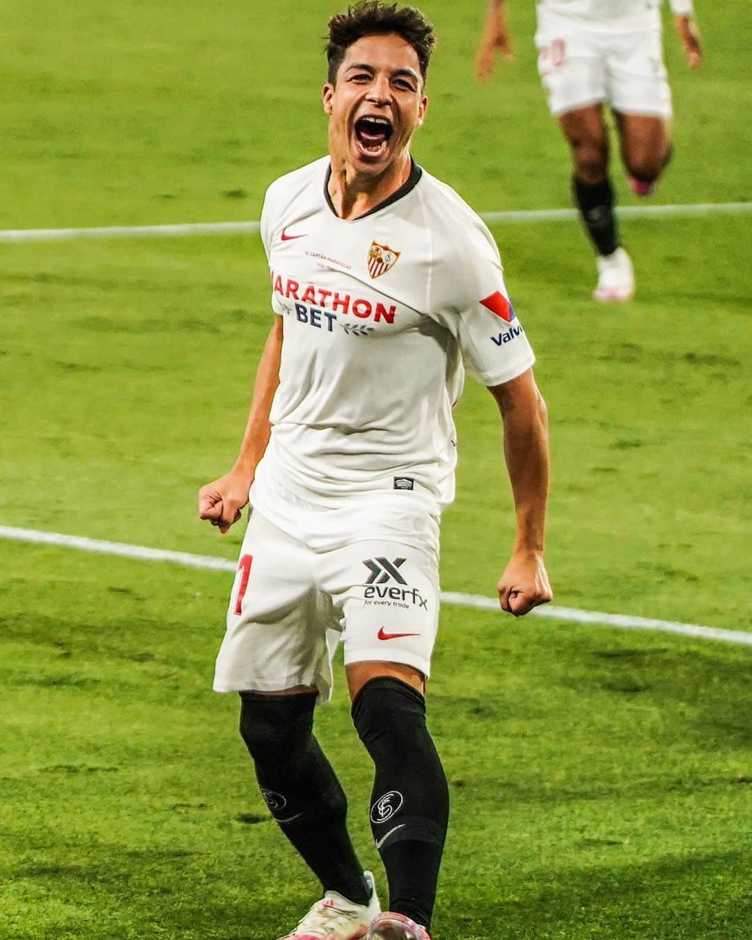 オリベル・トーレスのインスタグラム：「Volver es ganar! Buen fin de semana para todos 😀💪🏼🔴⚪️」