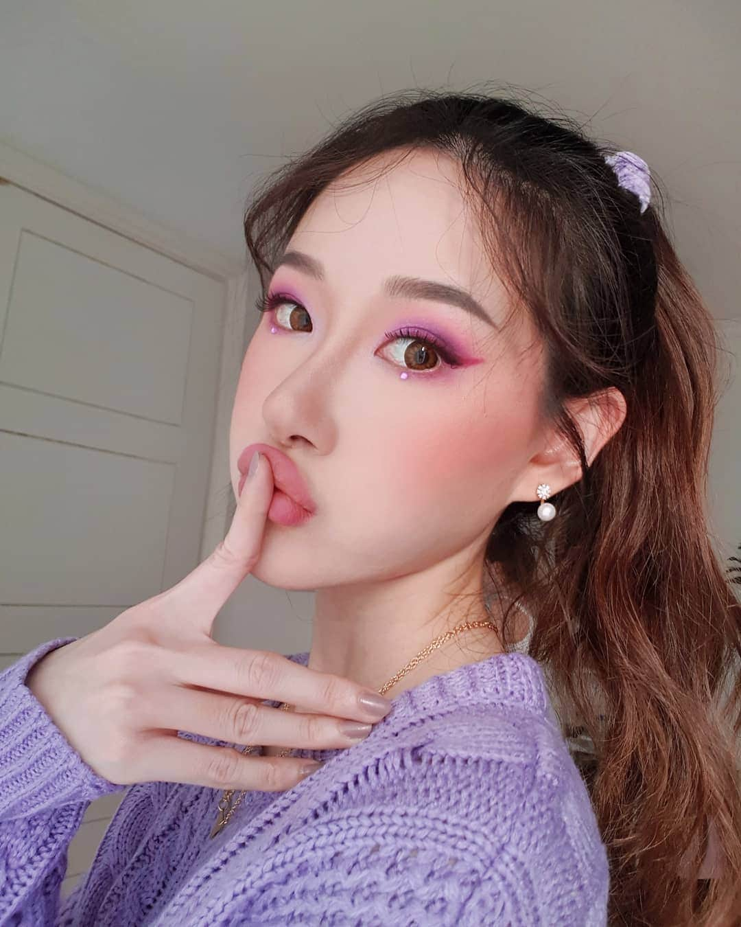 エリッサ・ヤマダさんのインスタグラム写真 - (エリッサ・ヤマダInstagram)「daisy duck face 🦆🎀 _ @narsissist natural radiant longwear foundation @morphebrushes x @jamescharles eyeshadow palette @makeoverid hyperblack superstay liner @somethincofficial brow wiz in dark chocolate (for eyebrows) + dolcevita palette (for blush on) D.U.P eyelashes (no. 909)」6月12日 21時35分 - elleyamada