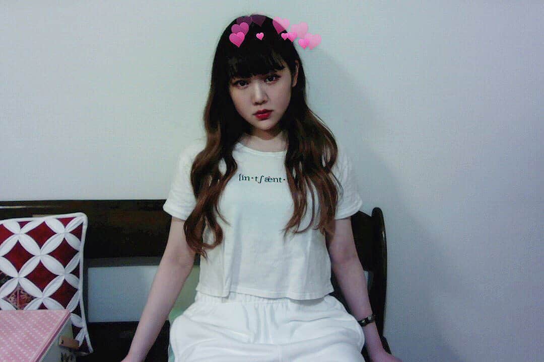 NaNaHoのインスタグラム：「部屋着が白かったので撮りました（ん？） 집순이 집에서 노는법 아이맥으로 사진 찍기」