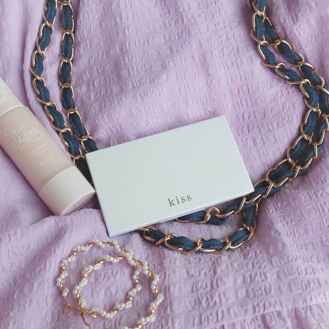 リナのインスタグラム：「@kiss.cosmetics .  ジメジメ…  こんな時期にベースメイクに求めるのは  テカリと崩れにくさ、そして肌への軽さ🕊 . kiss マットシフォンシリーズは  下地を愛用していて、  崩れにくさやテカリにくさが好みだったの❤︎ . だから、  今回新しくクリーミィファンデーションが発売してくれて嬉しい🙌 . ⭐︎ キス マットシフォン クリーミィパウダリーファンデ⭐︎ . このファンデは名前の通り、  クリーミィなパウダーファンデ★ . スポンジに取るときは、  こっくりとしたクリーム状だけど、 肌にのせるとスーッと軽くなる…❤︎ . 適度なカバー力と  適度なマット感なのに、  肌にのせているのを忘れるくらい軽い👍  厚塗り感もでないし、これはいいぞ〜😏 . 『テカリな〜しっ❗️』 って自信が持てるから、  お仕事で人と会う時も自信が持てちゃうよ★ . ................................................... #basemakeup #makeup #powderfoundation #kisscosmetics #kissコスメ #kiss #PR #kissマットシフォン #さらさらマット肌 #ファンデーション #本気コスメ #キスマットシフォン #崩れにくいファンデ #肌に自信」