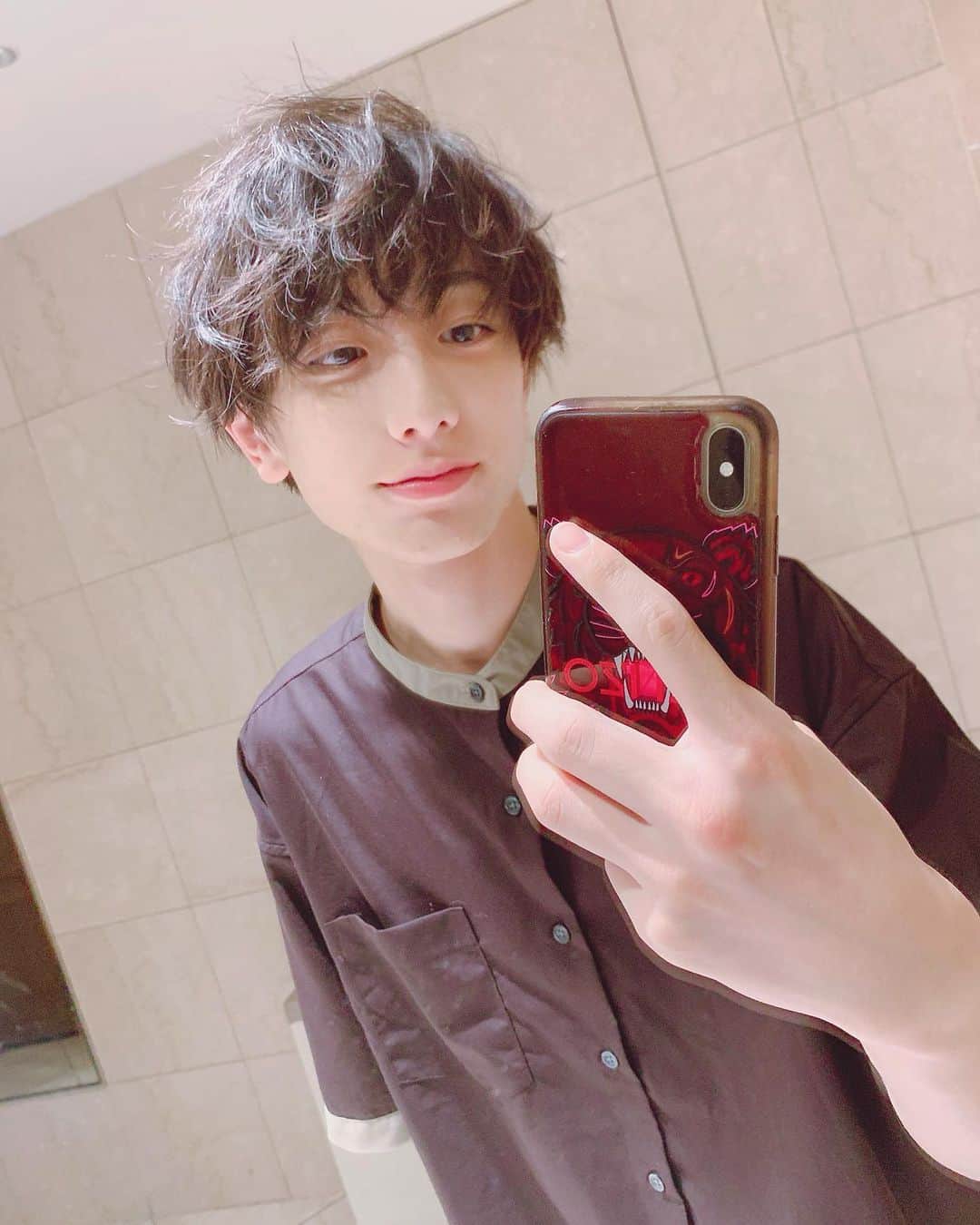 のインスタグラム：「鏡越しで写真を撮りました🤳  みんな最近どうですか〜？😲」