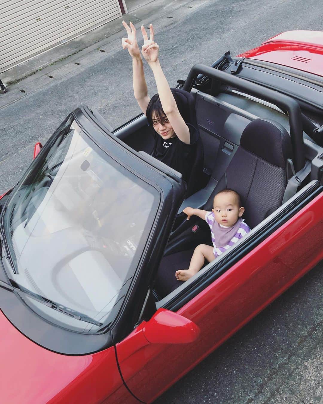 平山奈美のインスタグラム：「車好きはさすが男の子って感じ。 ハッピーセットに付いていた赤い車のおもちゃから昇格🚗笑 実家に帰った時にじぃじが本物に乗せてくれたけどこの表情🐒 .  #熊本 #帰省 #実家 #田舎 #田舎暮らし #車 #車好き #男の子 #息子 #男の子ママ #オープンカー #きょとん顔 #夏 #1歳3ヶ月 #育児記録」