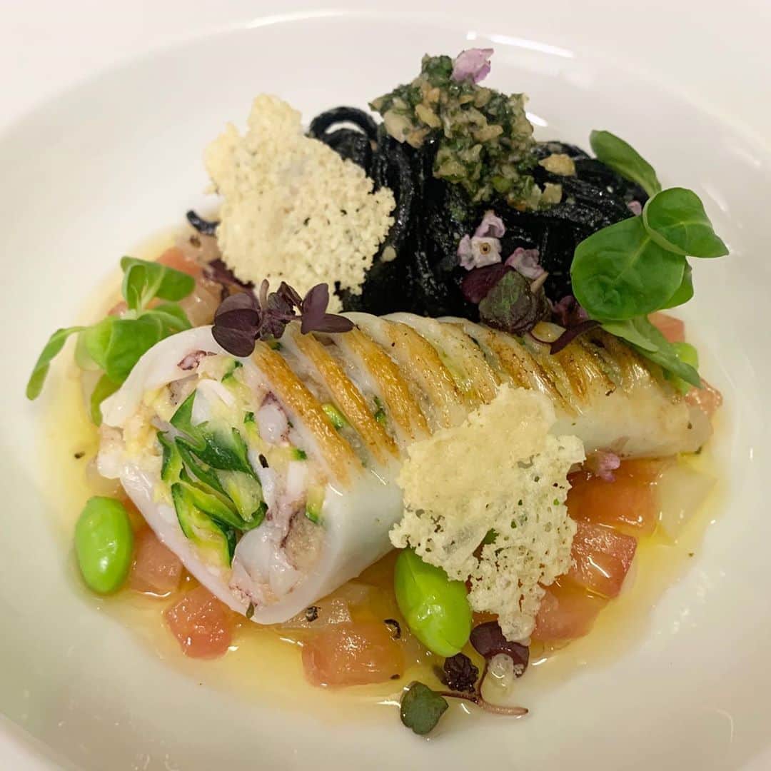 のインスタグラム：「・ 本日は、新作メニューの試作日でした。 皆様に初夏を満喫していただける料理を用意して お待ちしております。 ・ #maïs #とうもろこし #イカ  #初夏 #記念日ランチ #記念日ディナー  #ロアラブッシュ #フレンチレストラン #東京グルメ #東京レストラン #leaualabouche #frenchrestaurant  #tokyogourmet #anniversarydinner  #leaualabouche_tokyo」