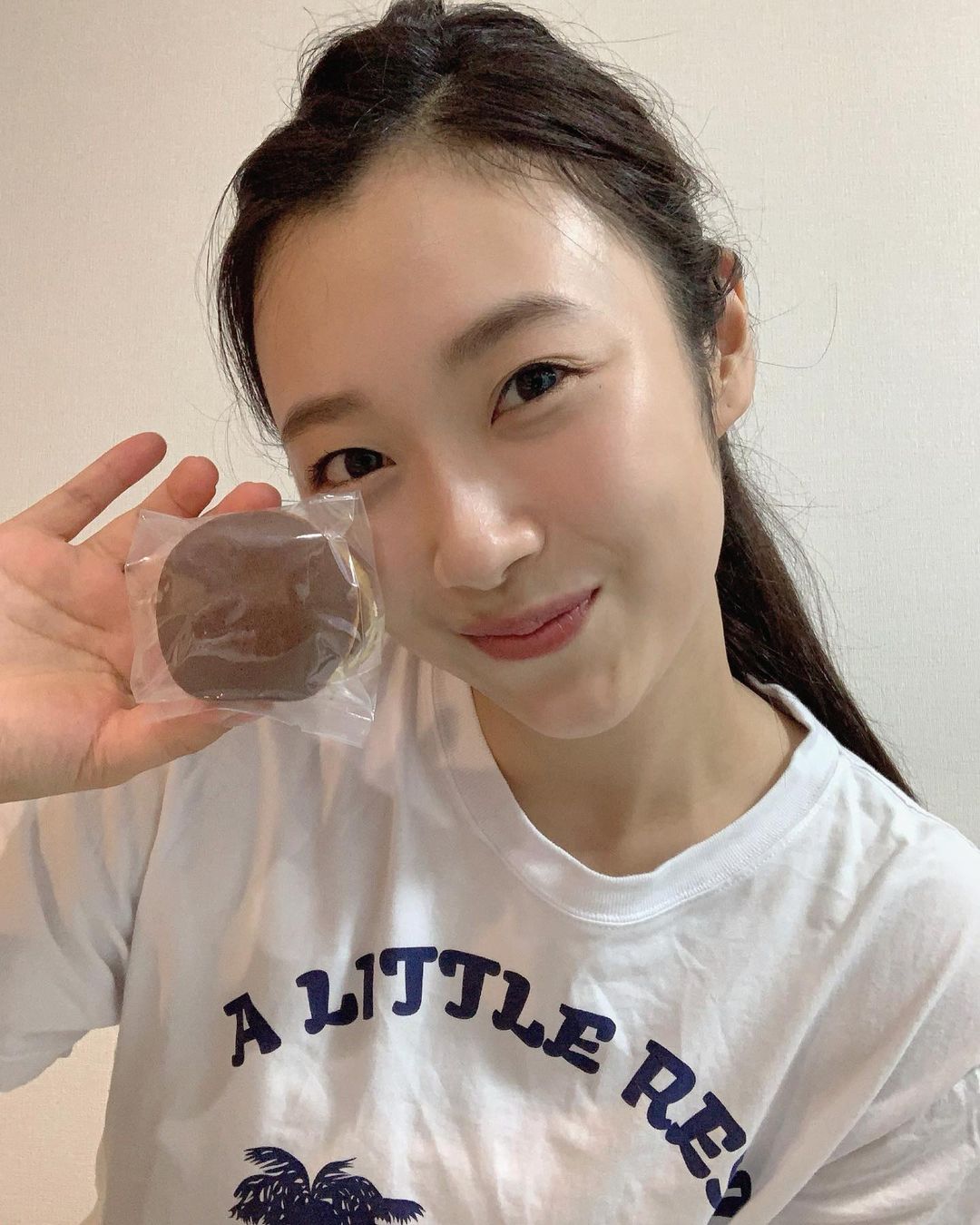辻沙穂里のインスタグラム：「. 以前取材させていただいた コーヒーとどら焼きのお店「いちりん」 たまたま近くを通ったのでご挨拶させていただいたら 季節のどら焼きをくださいました🌷 今は煎茶餡のどら焼き。 気軽に食べられる小さめサイズなのも嬉しいですよね☺️🍵 @ichirin_cafe  #どら焼き#煎茶#あんこ#コーヒー#カフェ」