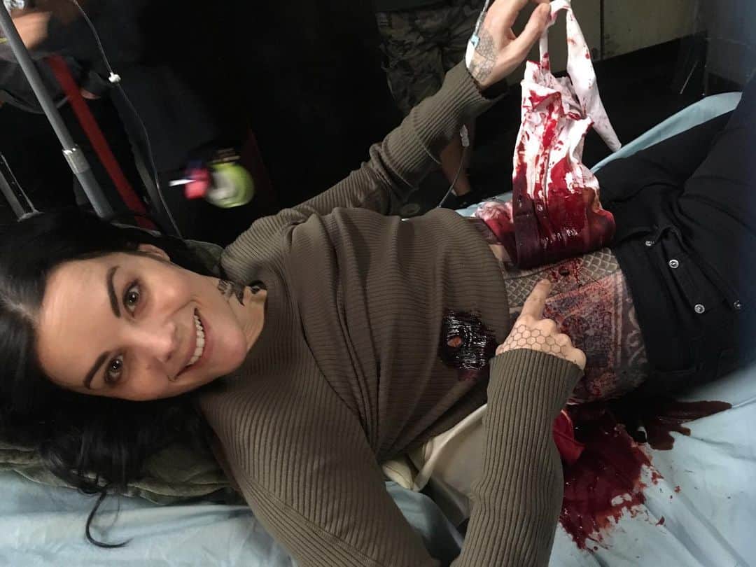ジェイミー・アレクサンダーのインスタグラム：「Sooo....what did you guys think of last night’s episode? 🥴 #blindspot」
