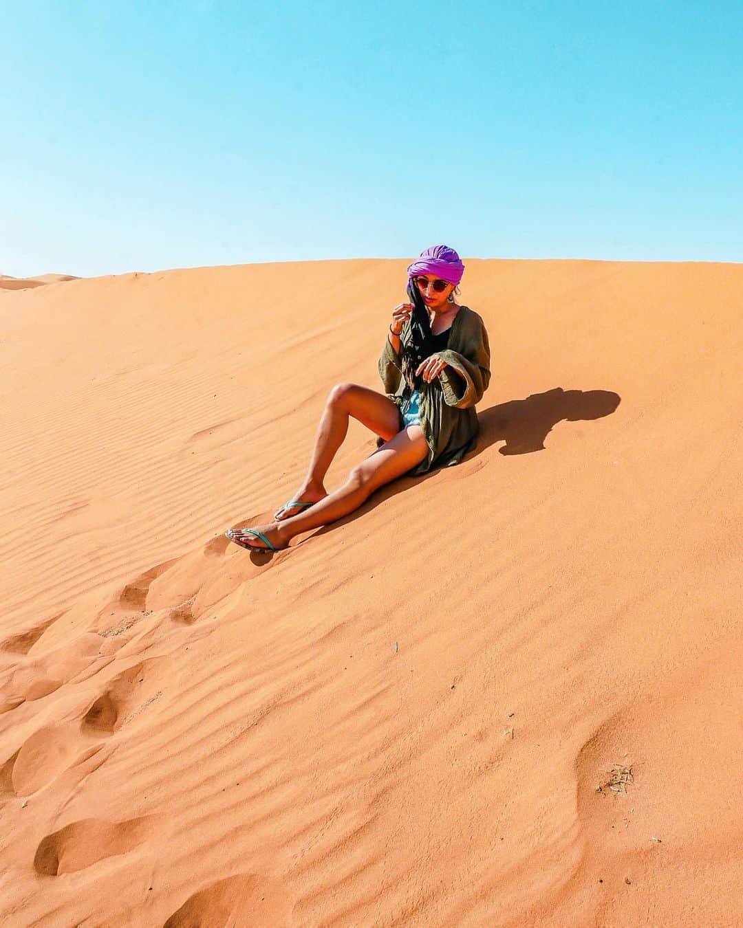 羽石杏奈さんのインスタグラム写真 - (羽石杏奈Instagram)「📍The Sahara on the continent of Africa サハラ砂漠で過ごした夜は、 頭の中空っぽになるくらい静寂で、 なんていうか、本当に不思議な感覚だった。 見渡す限りずっとずっと砂漠の中、 夕日や朝日を眺めたり、 砂漠に寝転んで風や砂の音を聞いたり、 自然に癒されて、心がすっきりした時間🌛 あーはやく旅にでたい。旅がしたい。 #sahara #saharadesert #africa」6月12日 21時53分 - hawaiianna913